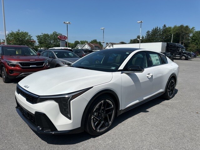 2025 Kia K4 GT-Line photo 3