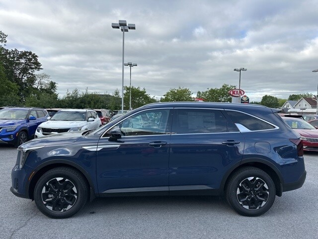 2025 Kia Sorento S photo 3