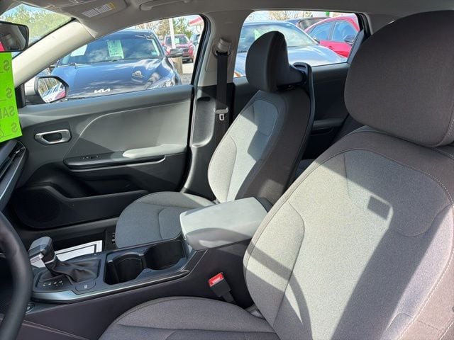 2025 Kia K4 LXS - Photo 12
