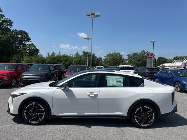 2025 Kia K4 GT-Line photo 4