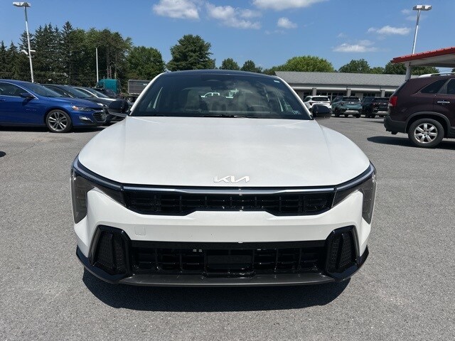 2025 Kia K4 GT-Line photo 2