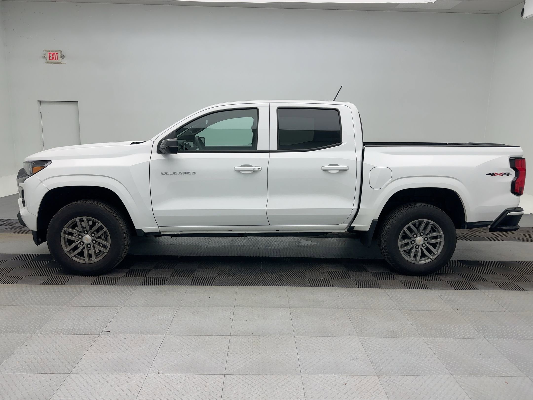 2025 Chevrolet Colorado Work Truck LT photo 2