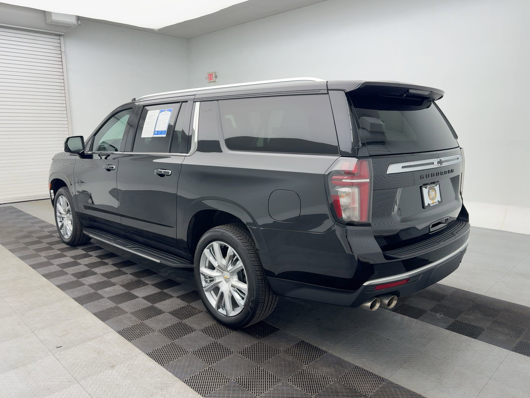 2024 Chevrolet Suburban High Country photo 3