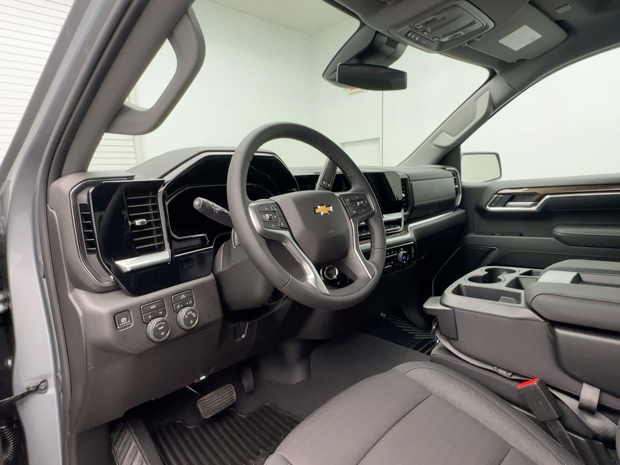 2026 Chevrolet Silverado 1500 LT photo 4