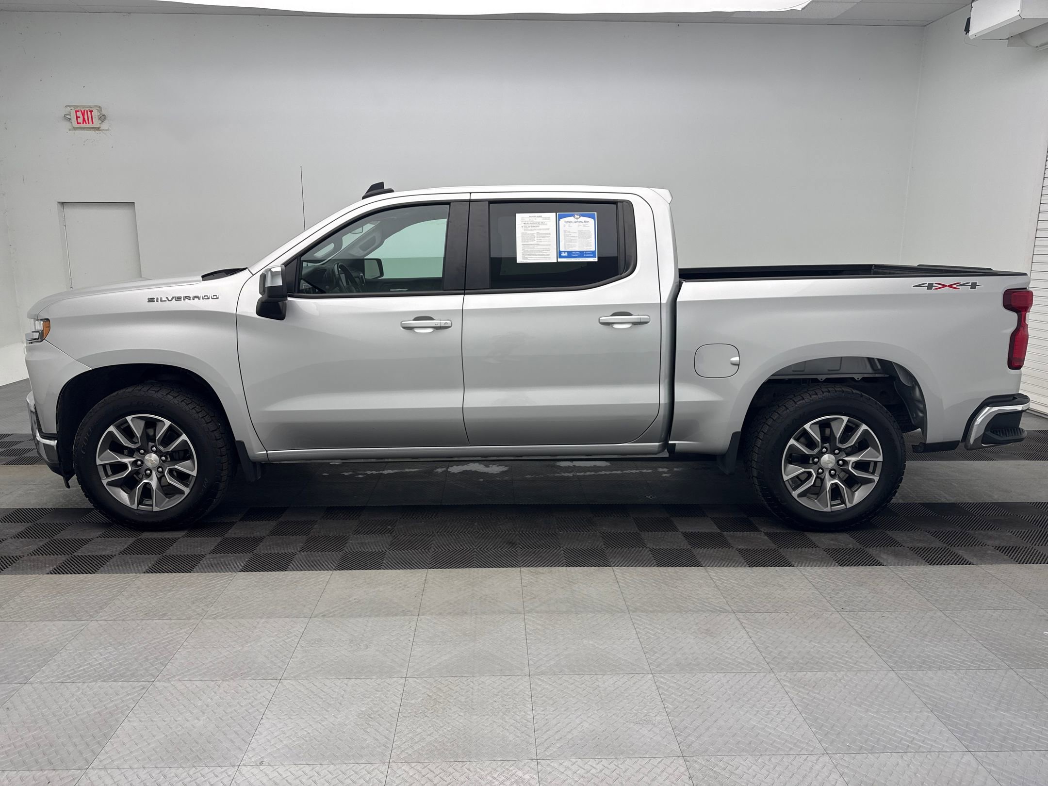 2022 Chevrolet Silverado 1500 LT photo 2