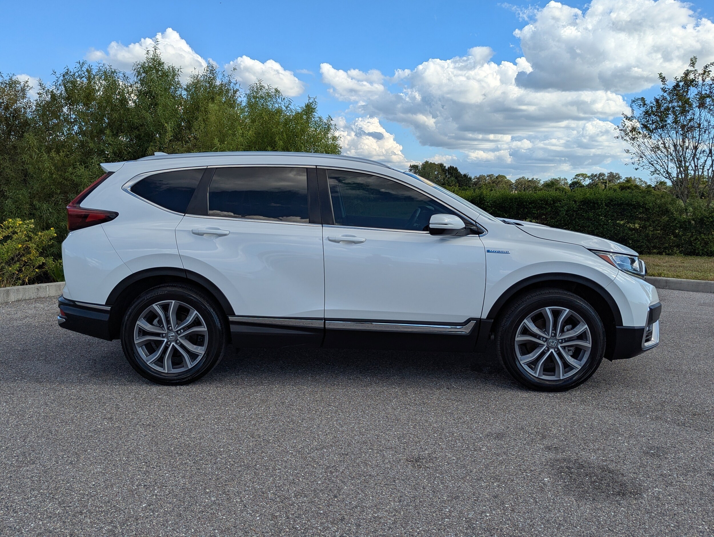 2022 Honda CR-V Hybrid Touring photo 3