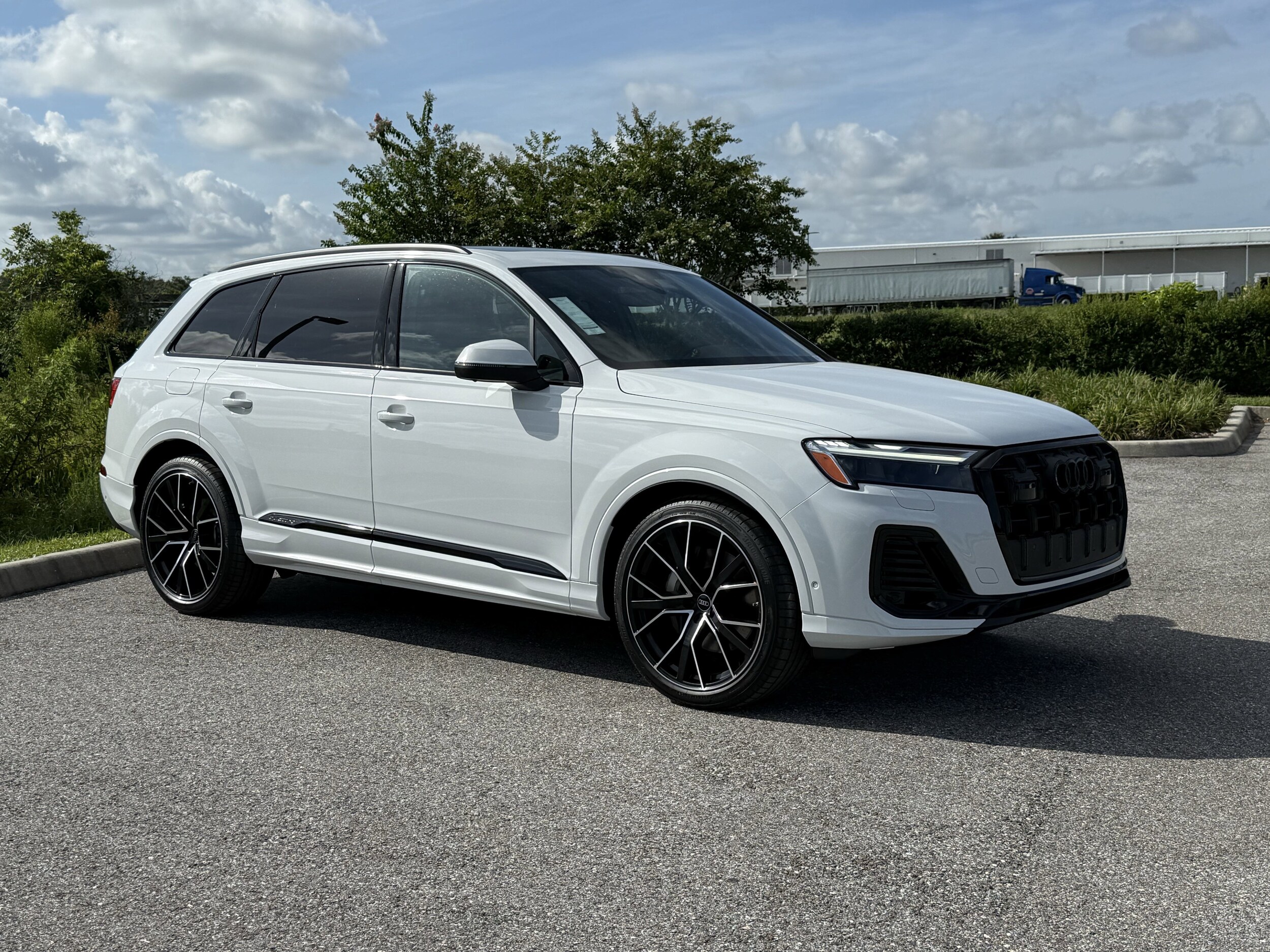 2025 Audi Q7 55 Premium Plus photo 2