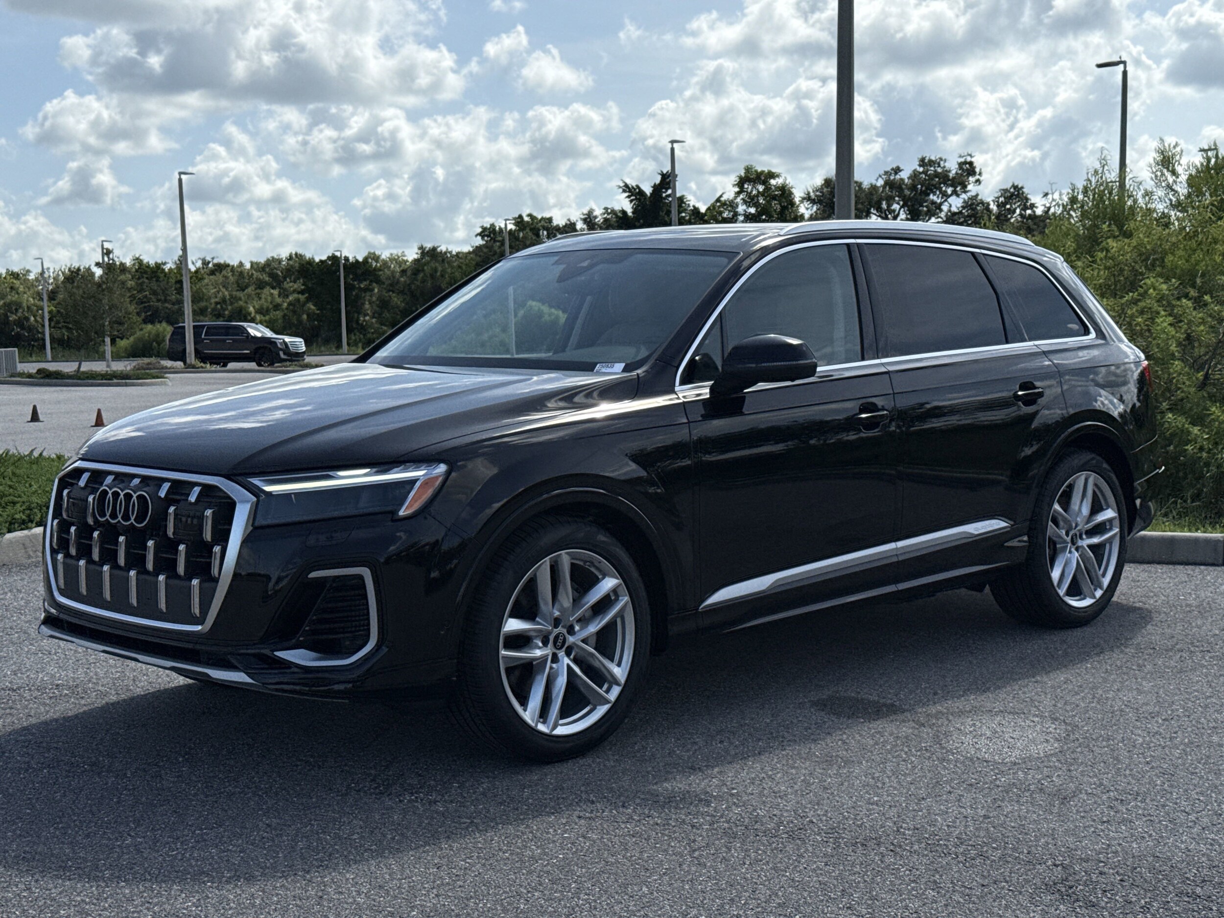 2025 Audi Q7 55 Premium Plus photo 3