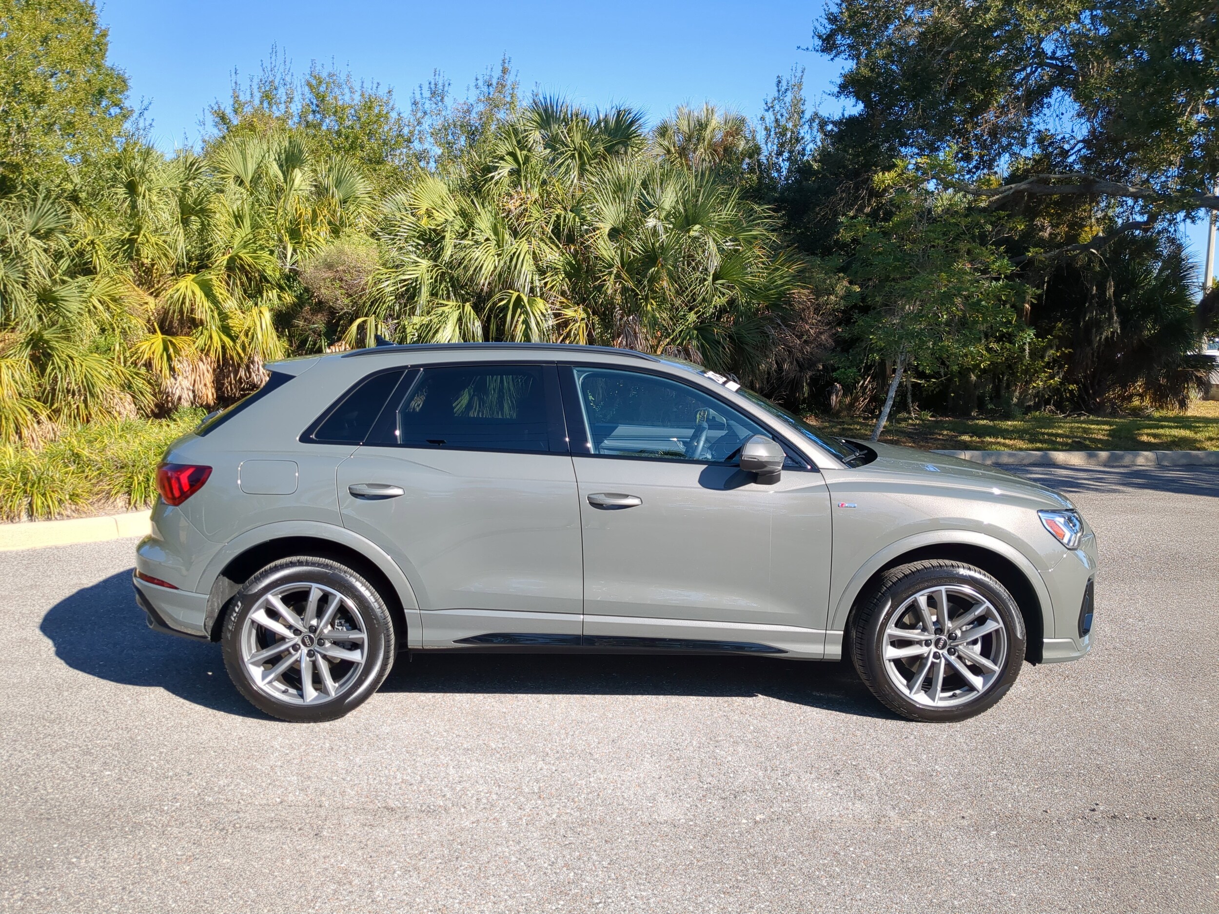 2025 Audi Q3 S line Premium photo 2