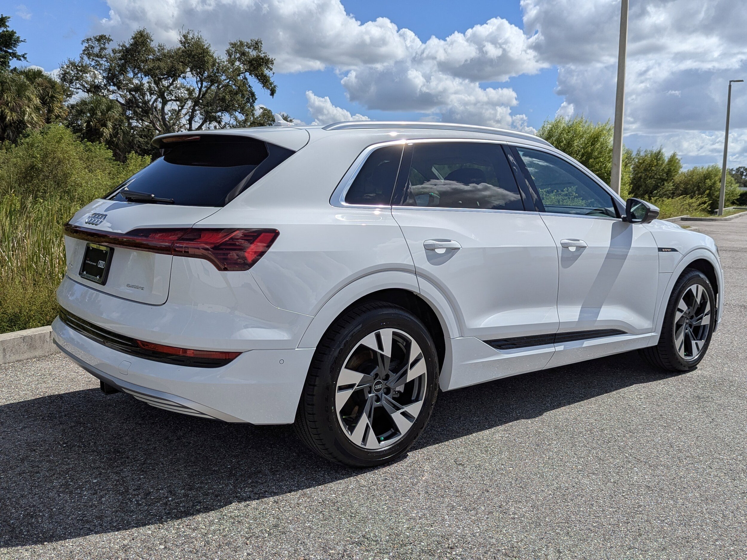 2022 Audi e-tron Premium Plus photo 2