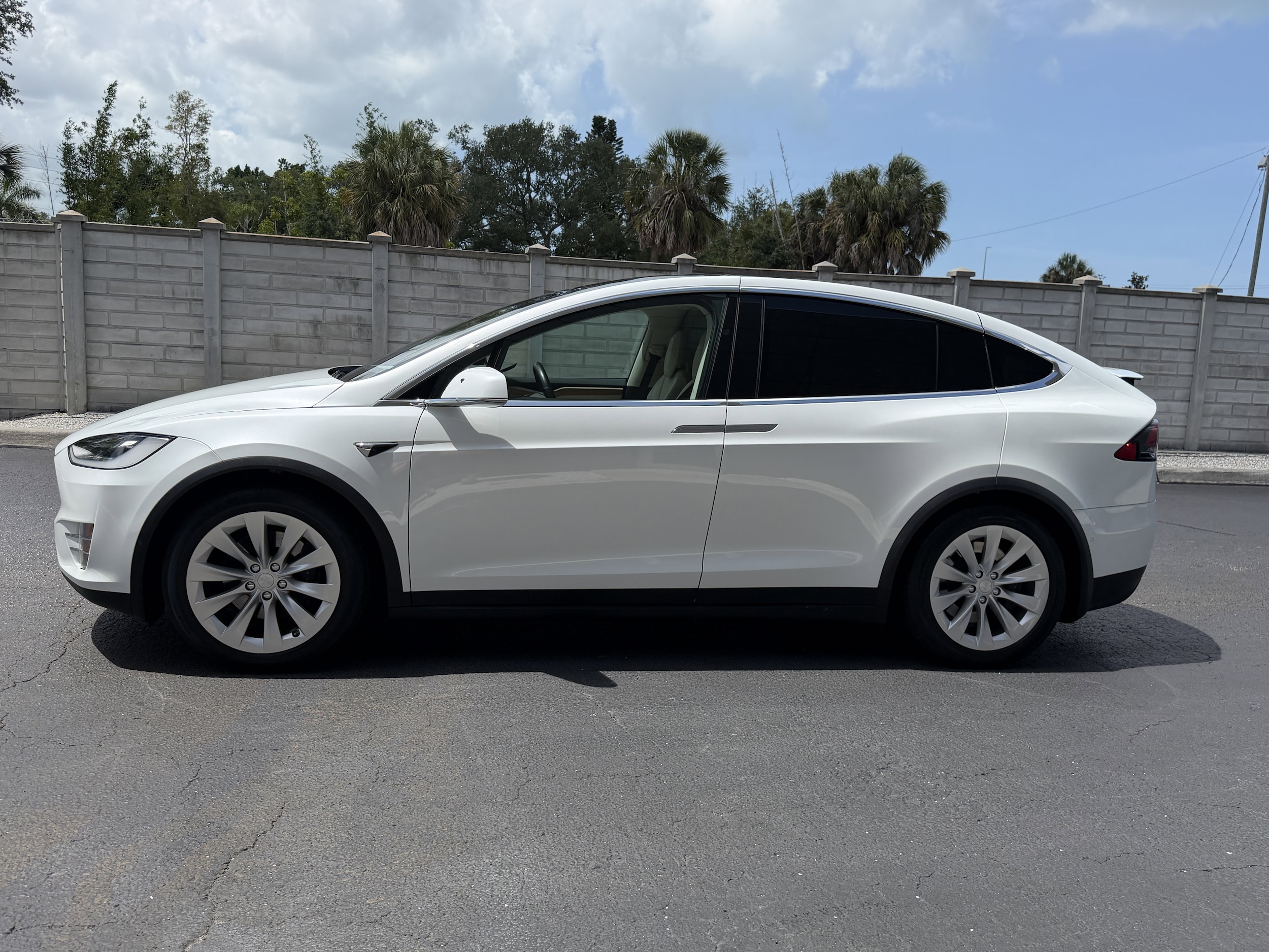 Used 2018 Tesla Model X 75D with VIN 5YJXCAE20JF136699 for sale in Sarasota, FL