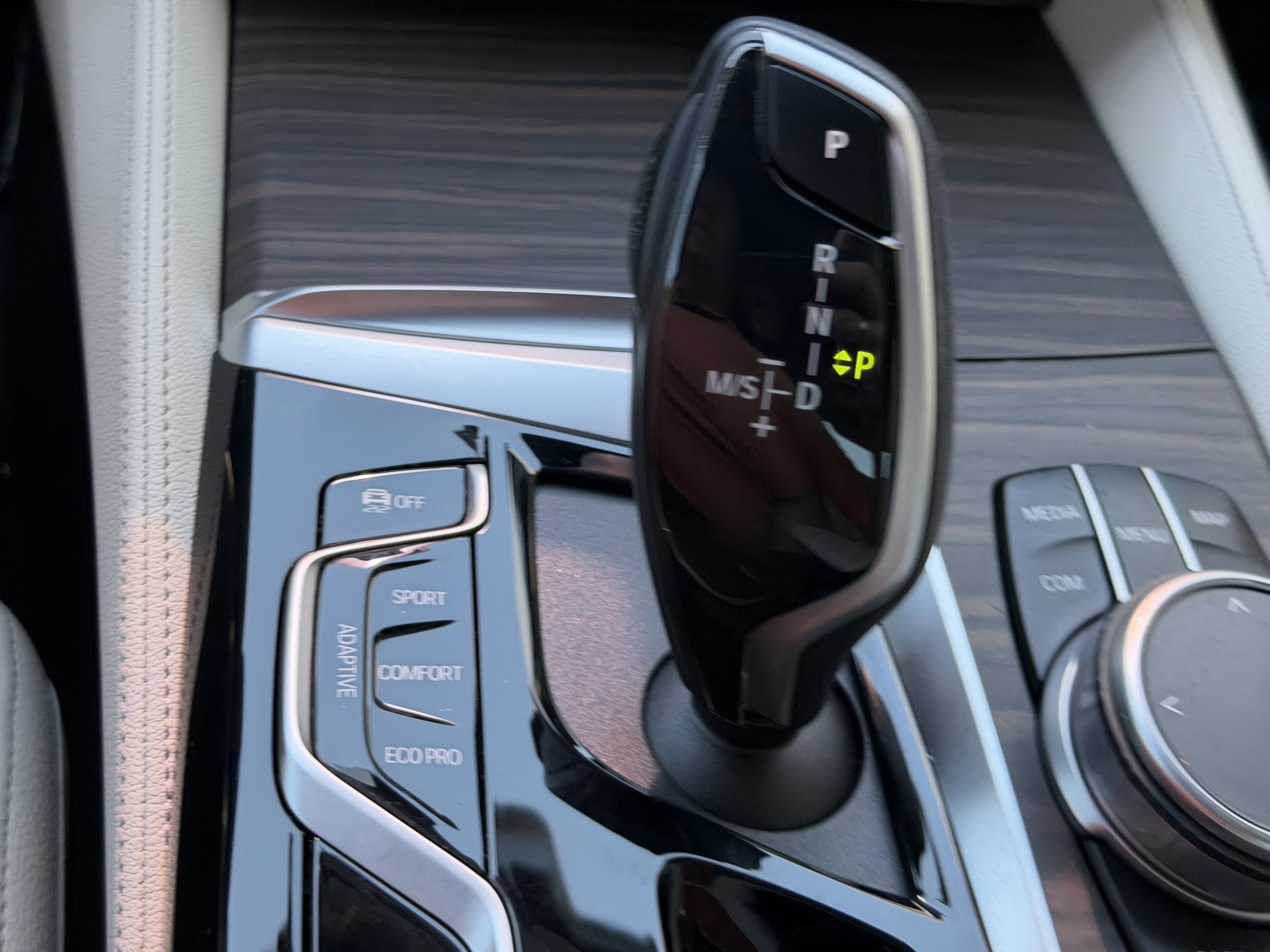 2022 BMW 5 Series M550i - Photo 32
