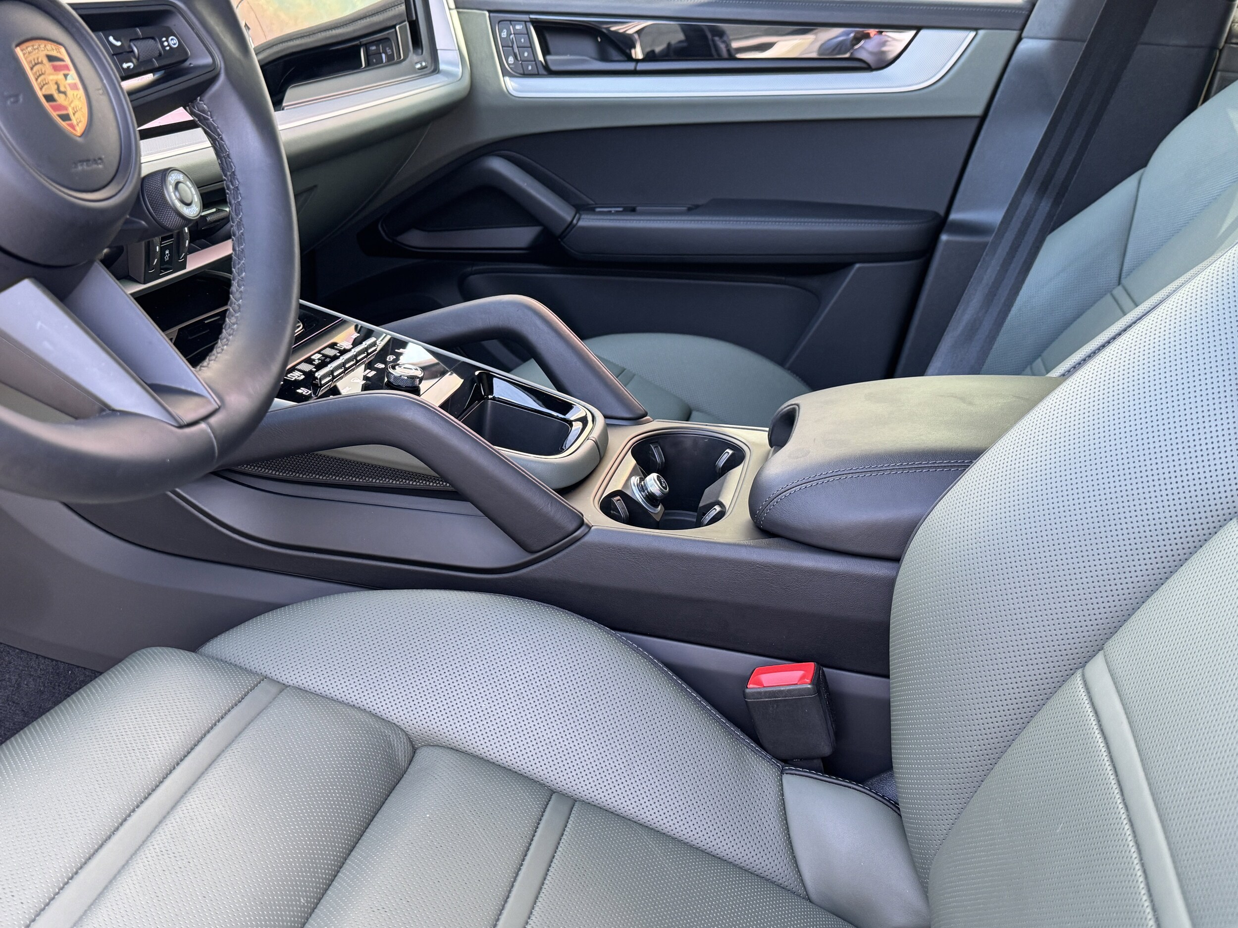 2024 Porsche Cayenne Coupe photo 3