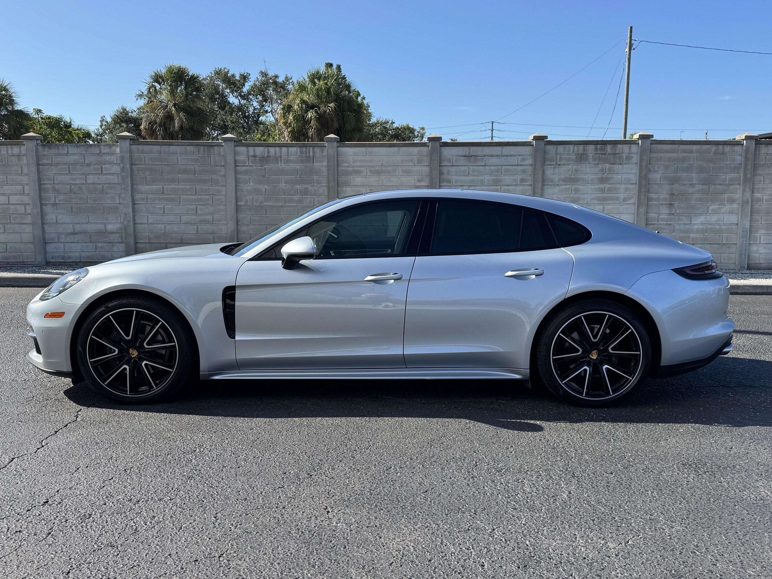 2018 Porsche Panamera Base 4 photo 2