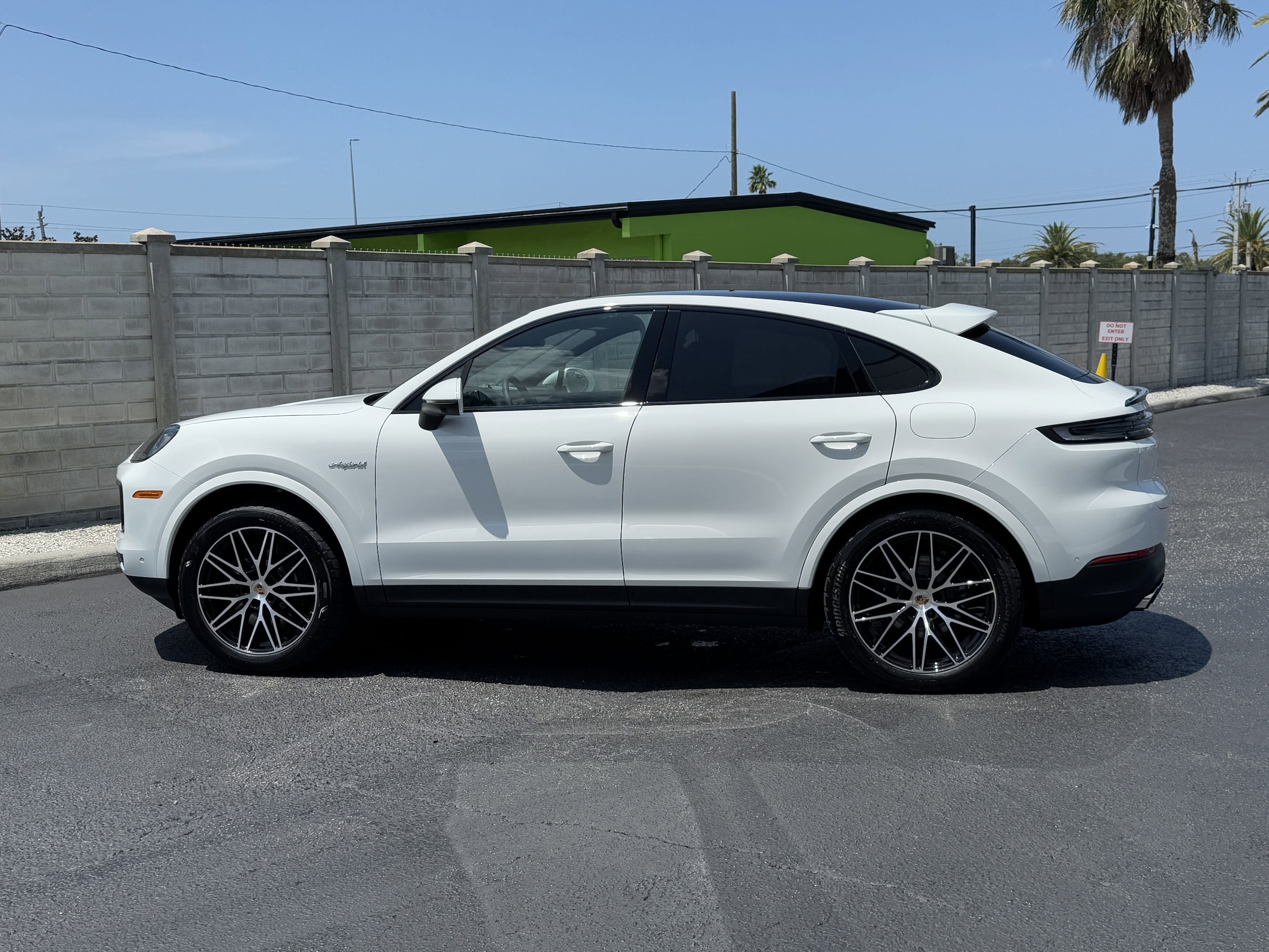 2025 Porsche Cayenne E-Hybrid Coupe photo 2