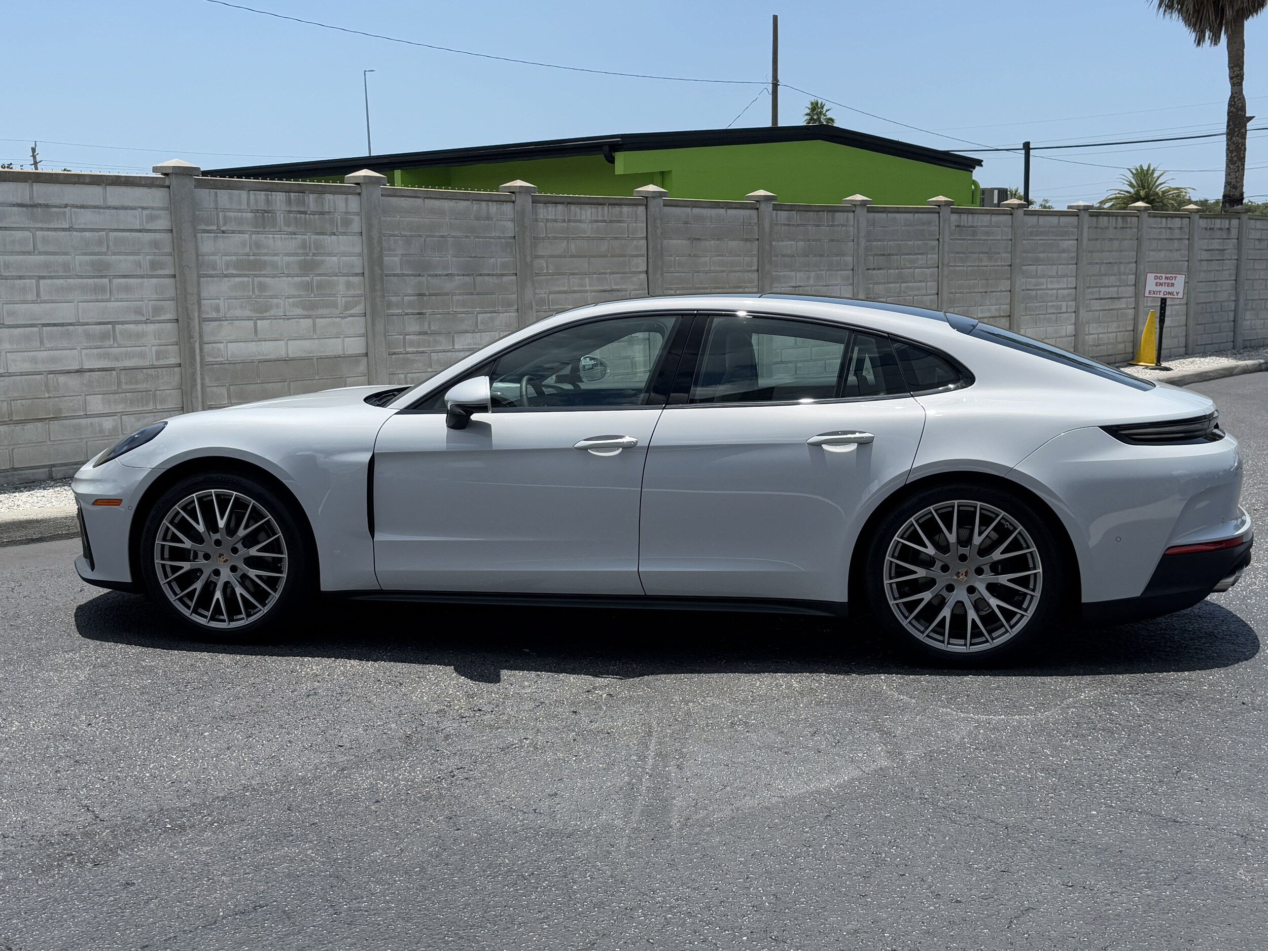 2025 Porsche Panamera 4 photo 2