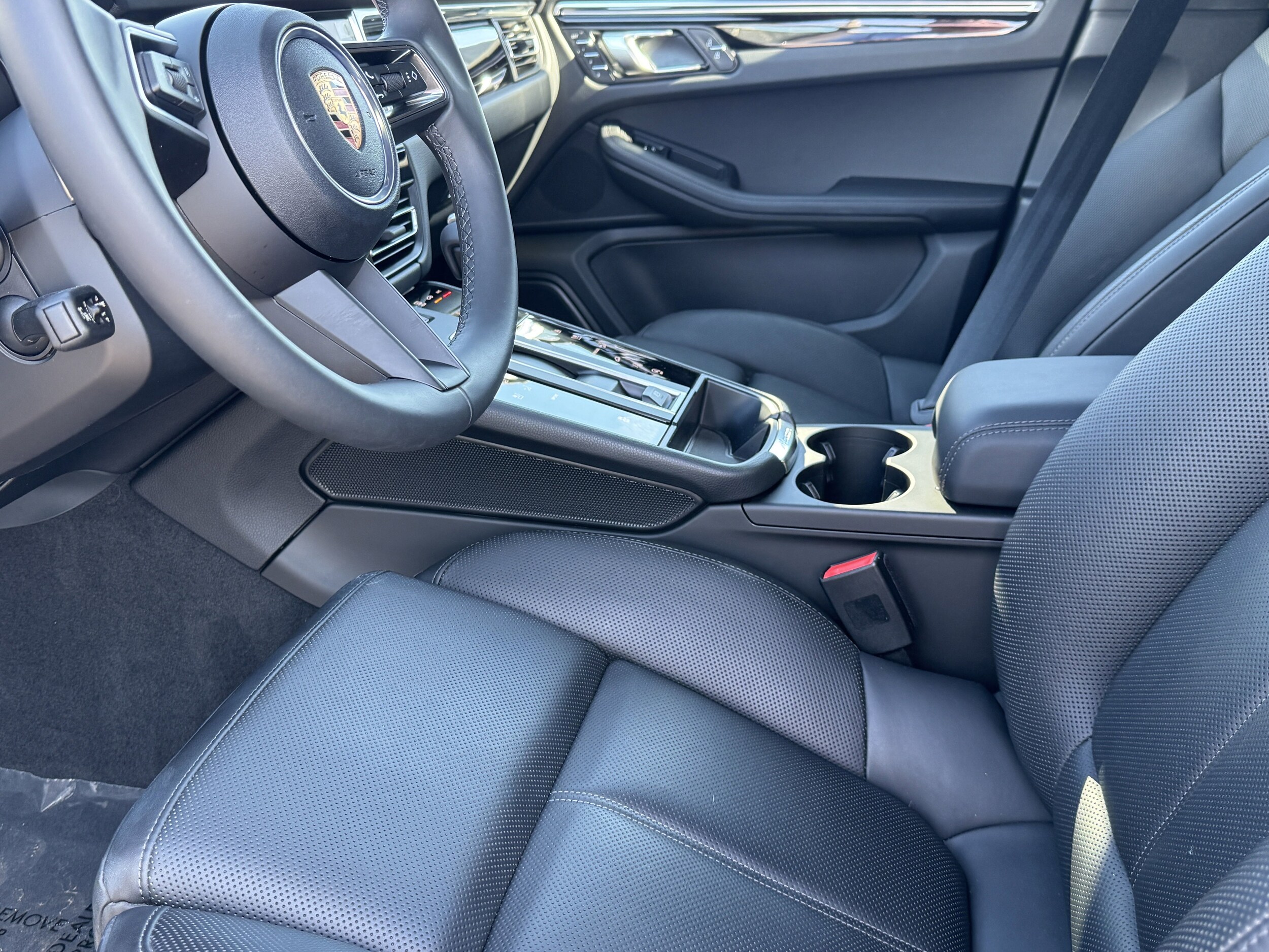 2025 Porsche Macan T photo 3