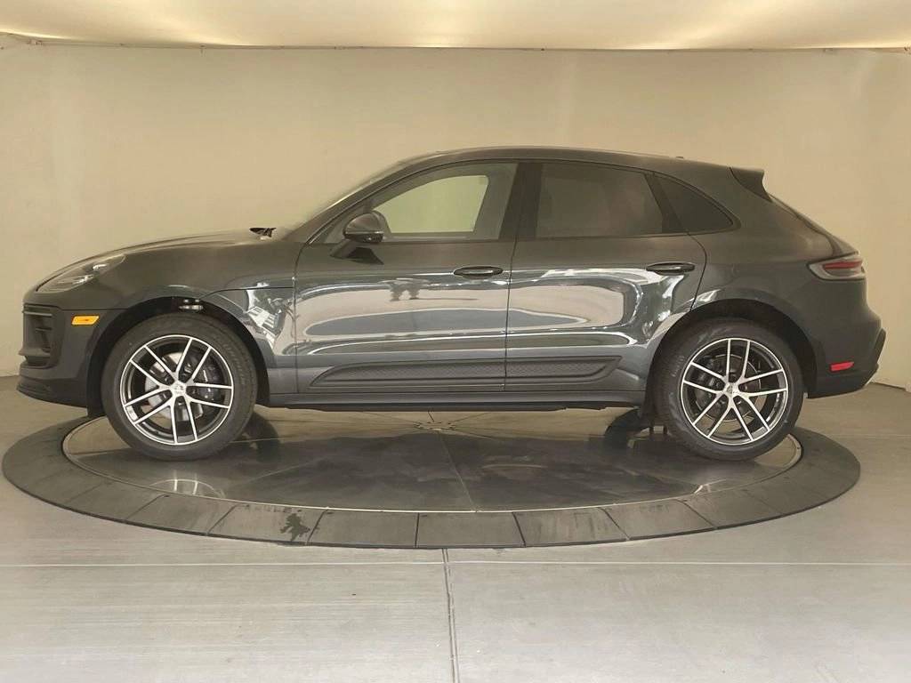 2025 Porsche Macan Base photo 2