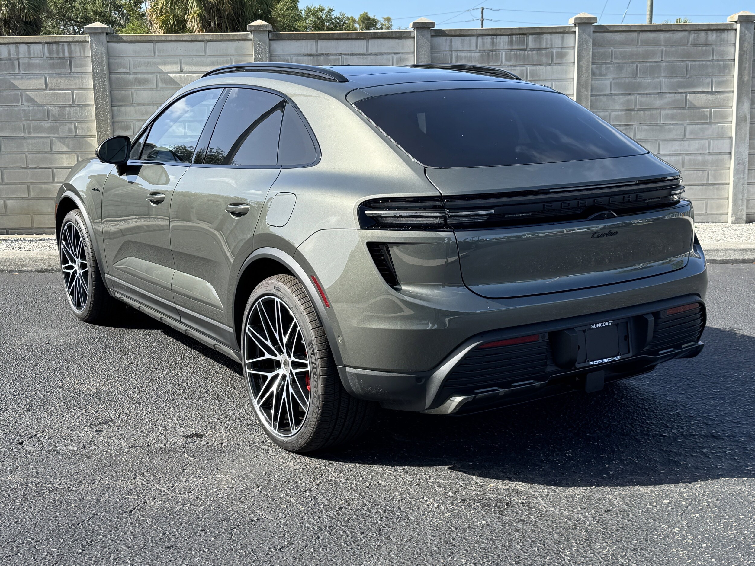 2025 Porsche Macan Electric Turbo photo 3