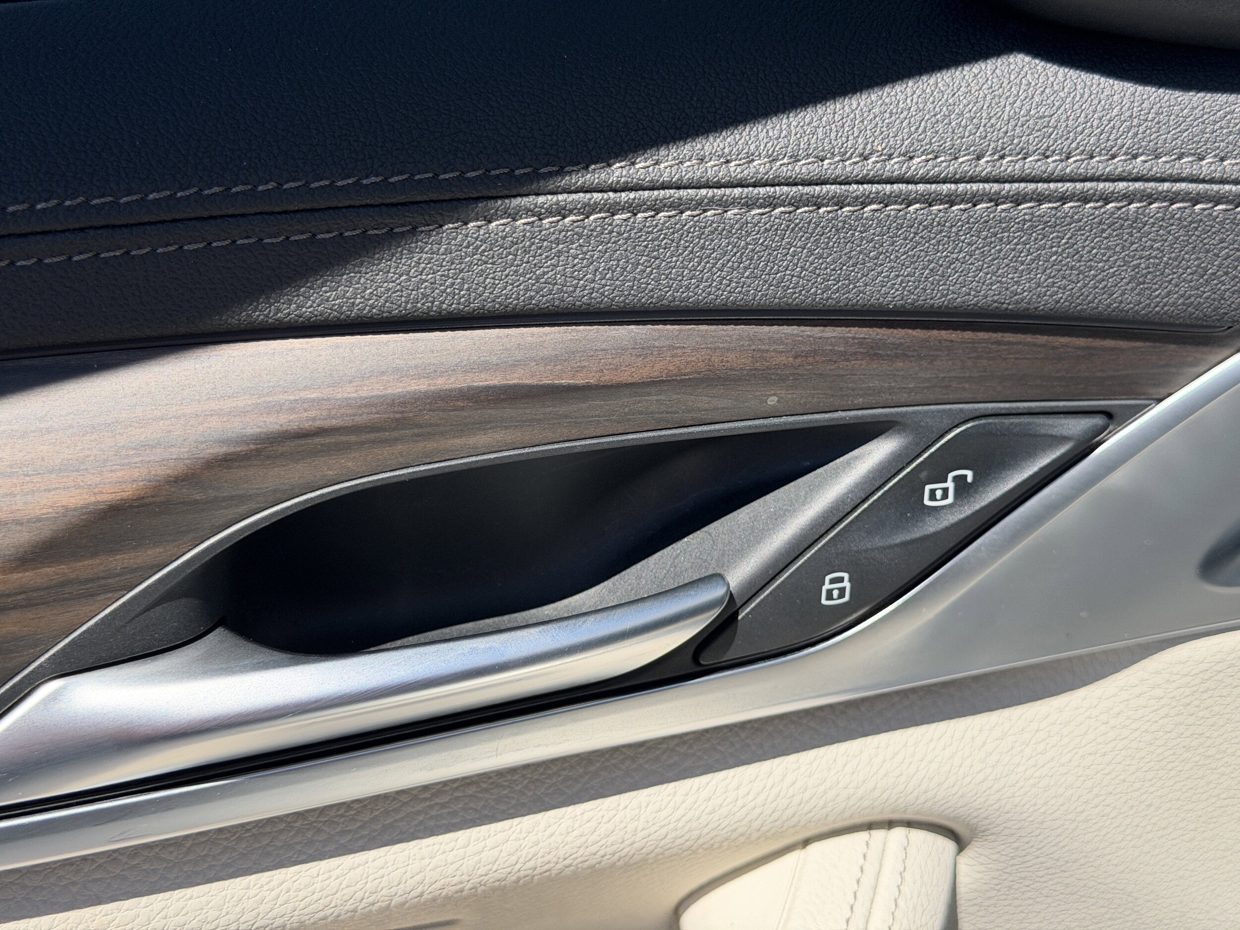 2022 BMW 5 Series M550i - Photo 23