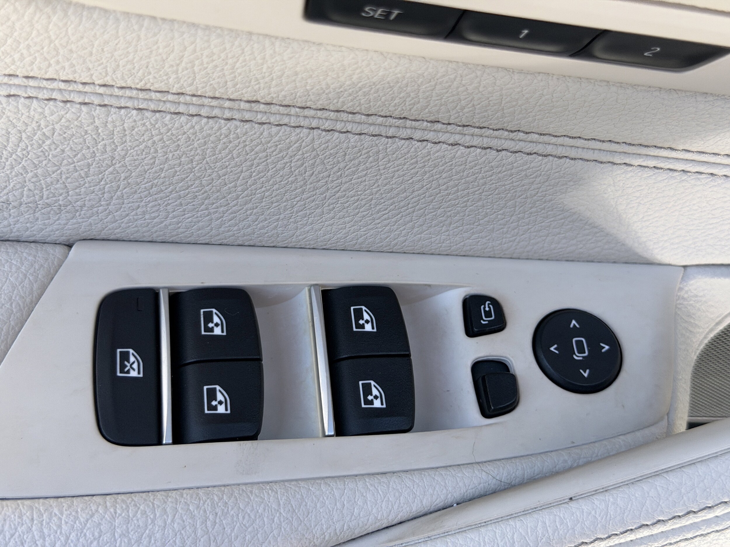 2022 BMW 5 Series M550i - Photo 24