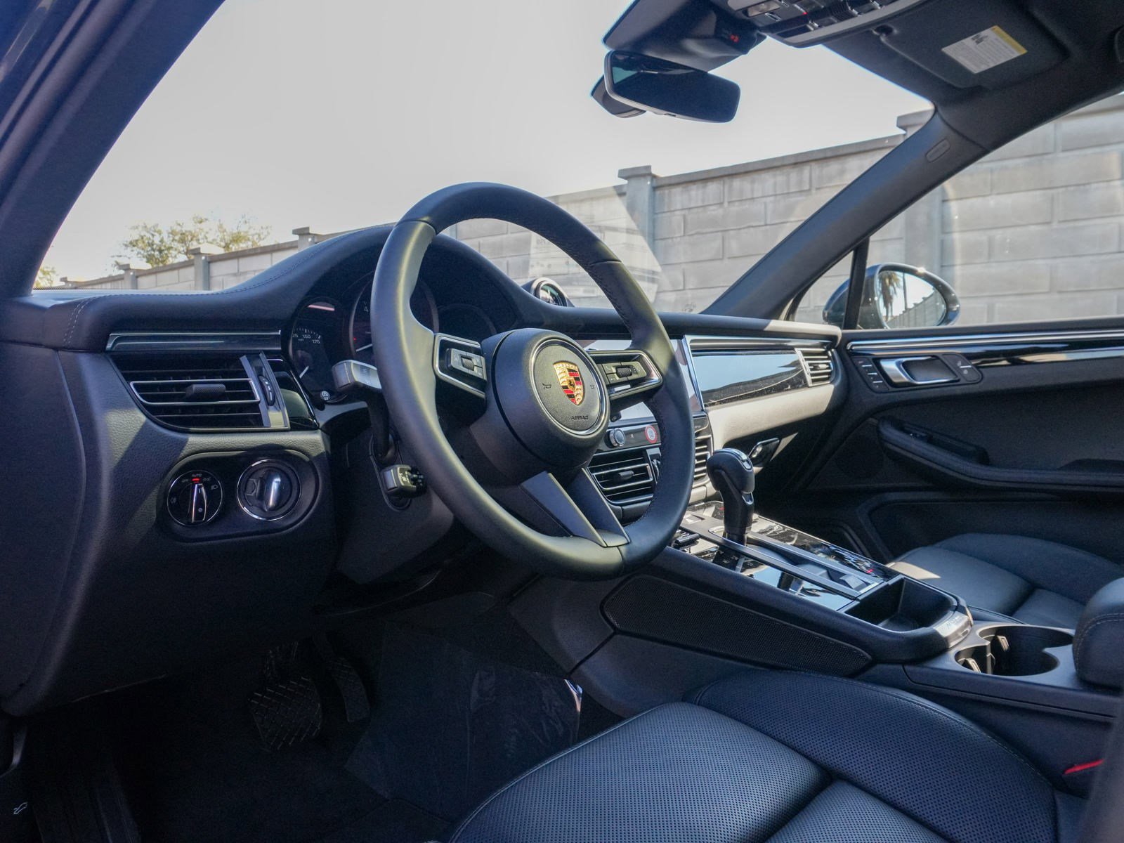 2025 Porsche Macan T photo 4