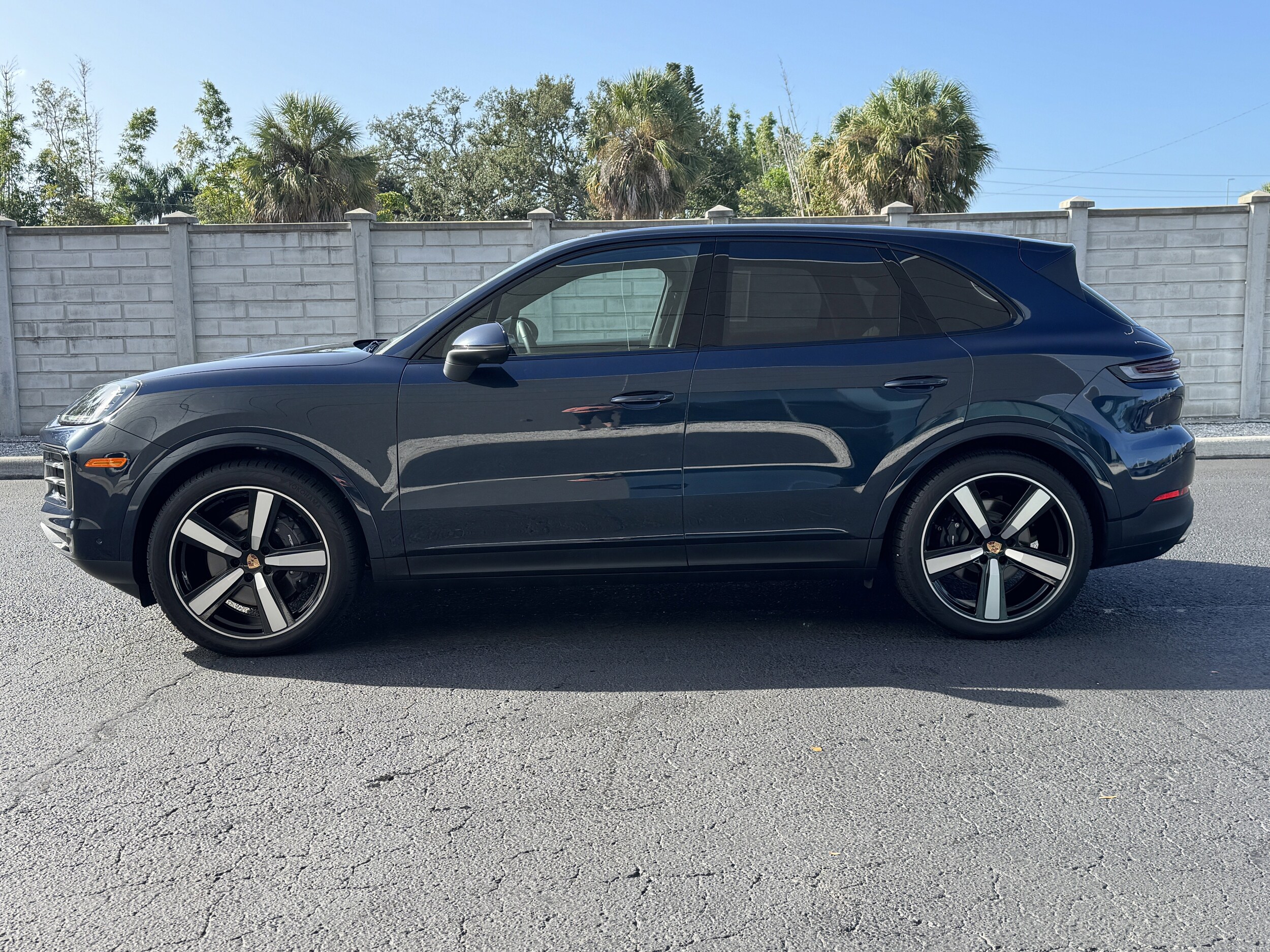 2025 Porsche Cayenne photo 2
