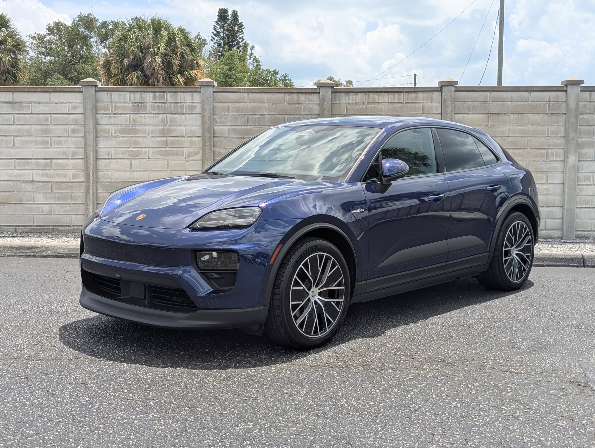 2025 Porsche Macan Macan Electric's photo