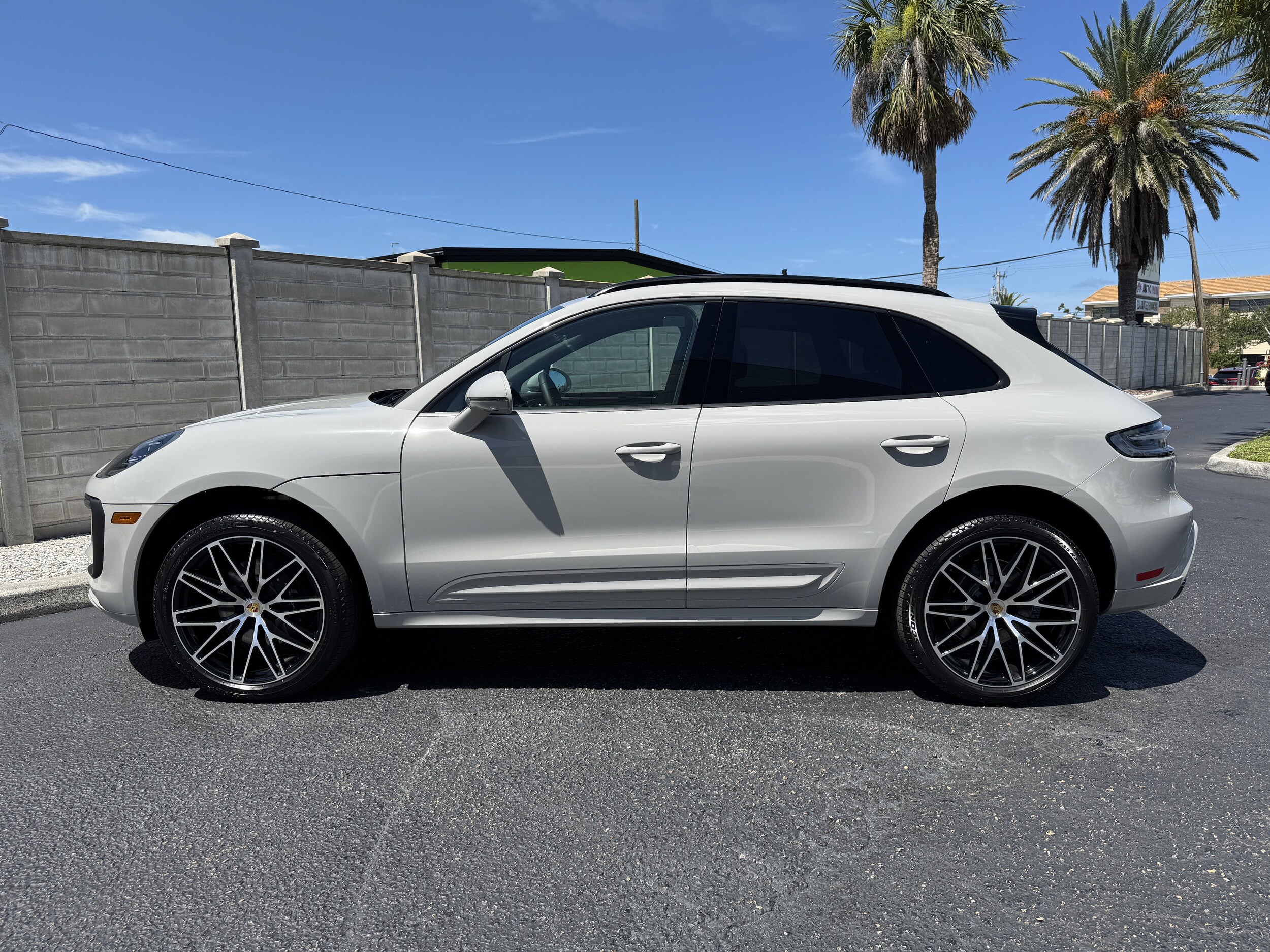 2025 Porsche Macan T photo 2