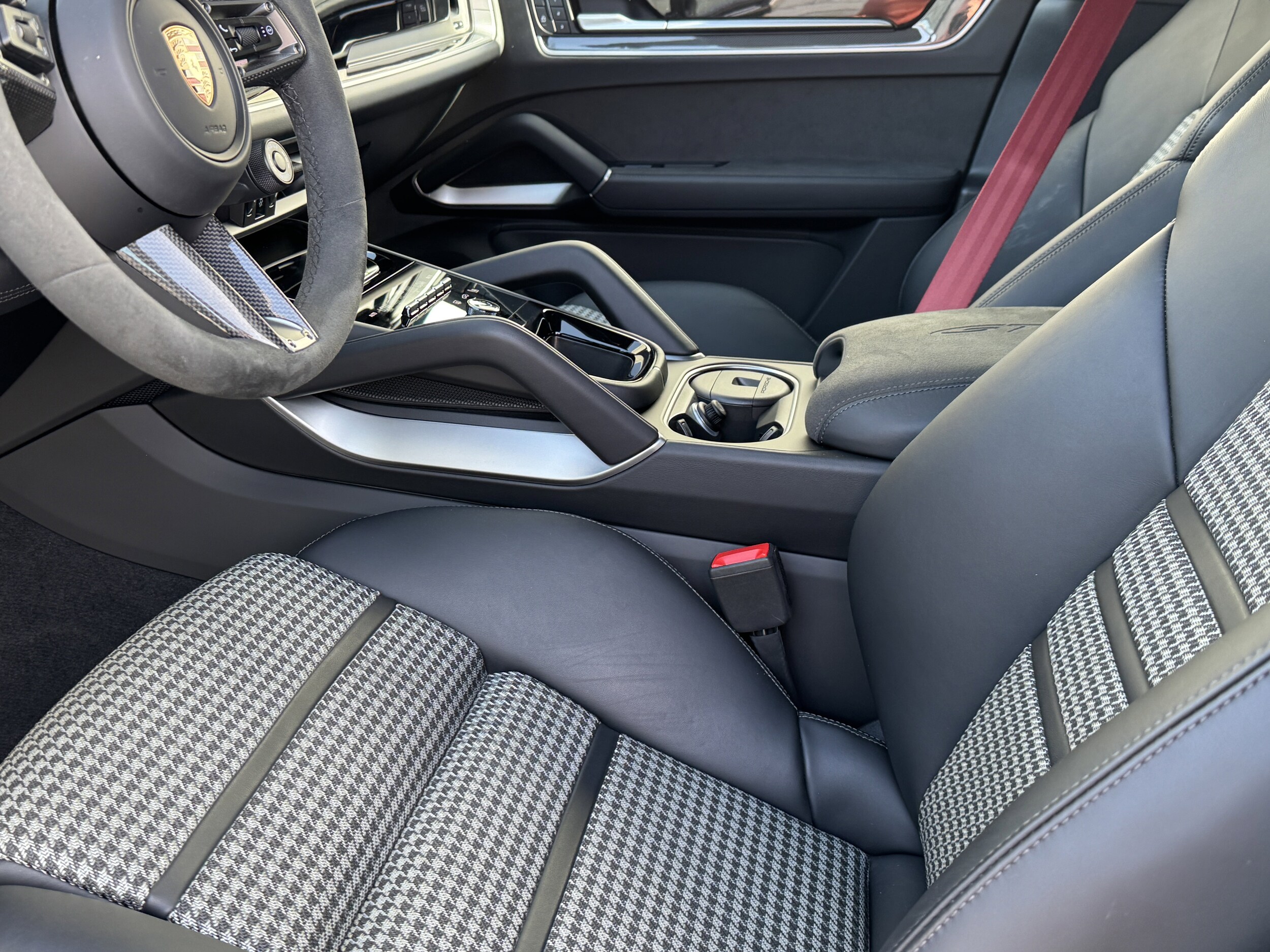 2025 Porsche Cayenne Coupe GTS photo 2