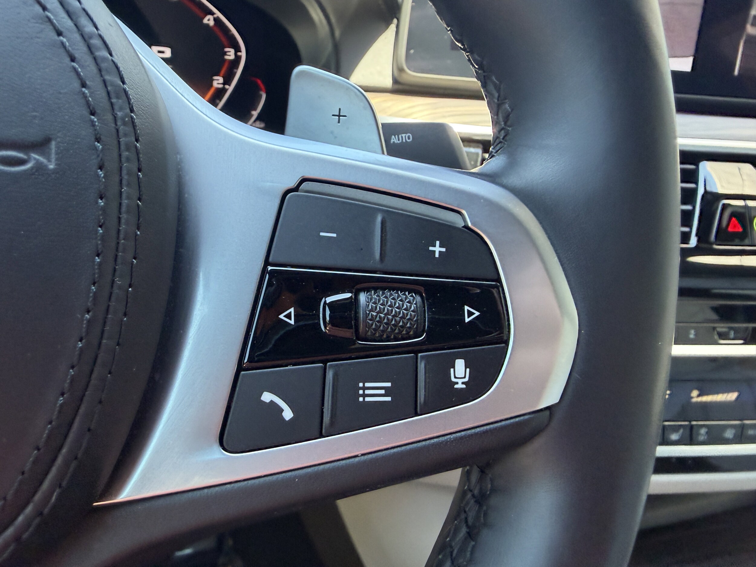 2022 BMW 5 Series M550i - Photo 35