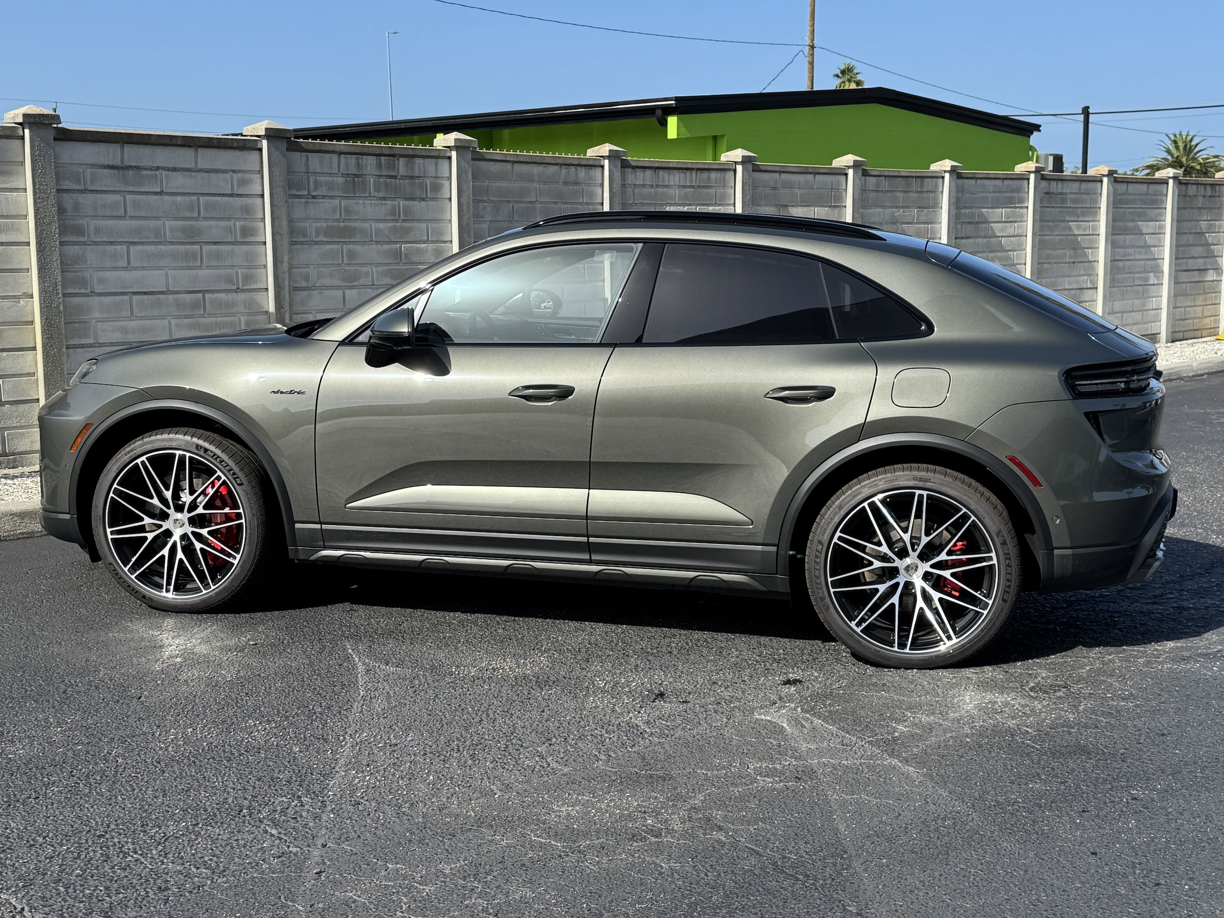 2025 Porsche Macan Electric Turbo photo 2
