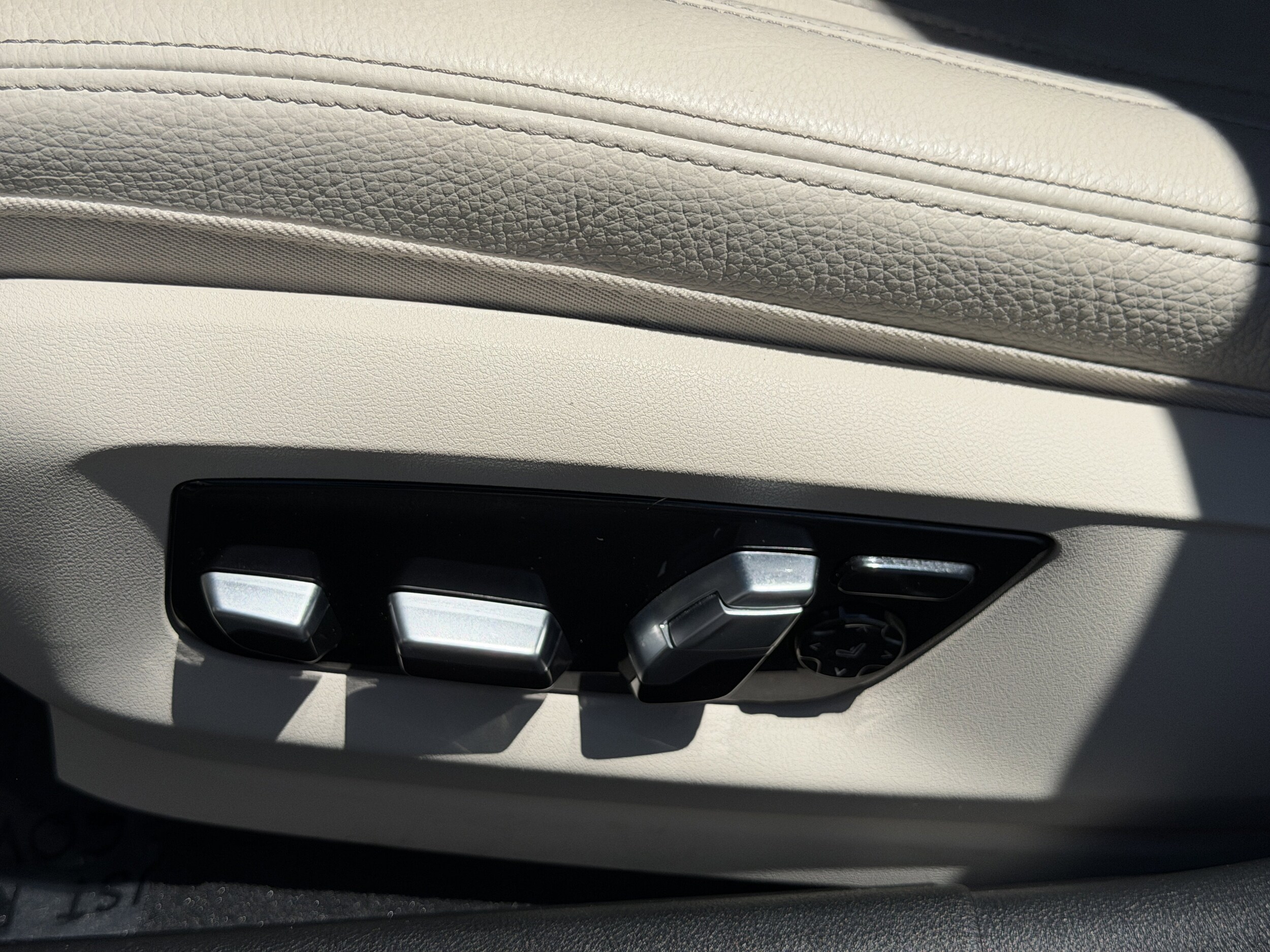 2022 BMW 5 Series M550i - Photo 25