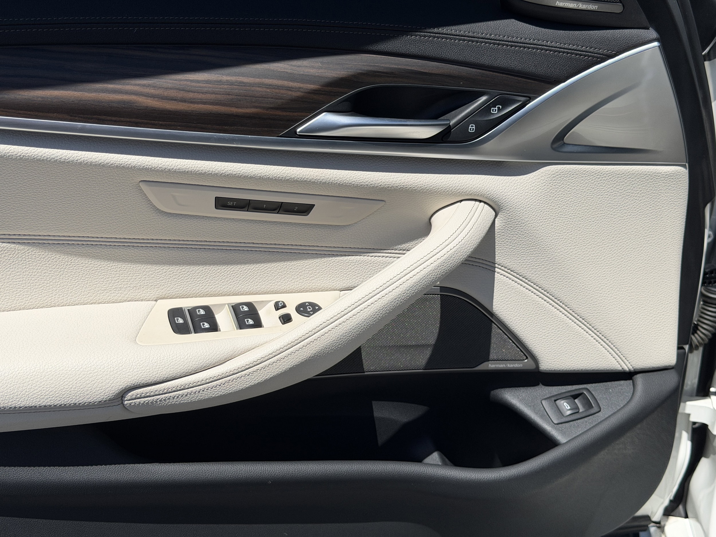 2022 BMW 5 Series M550i - Photo 22