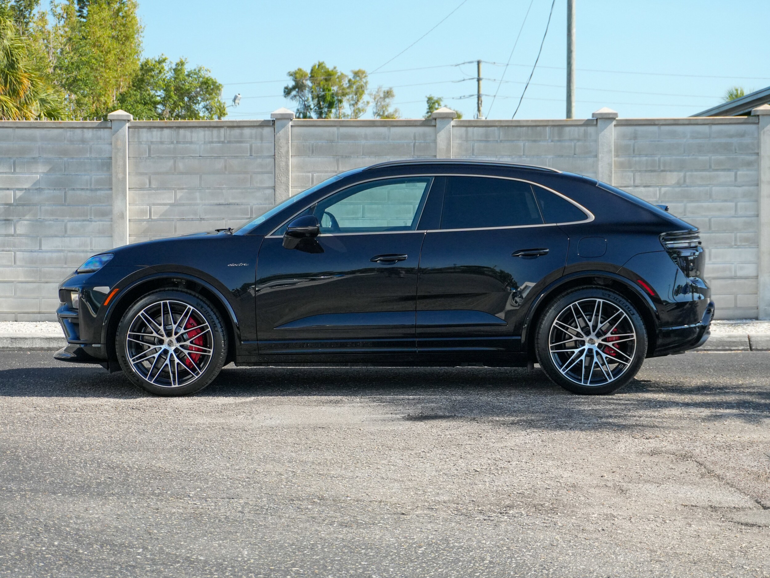 2025 Porsche Macan Electric Turbo photo 2