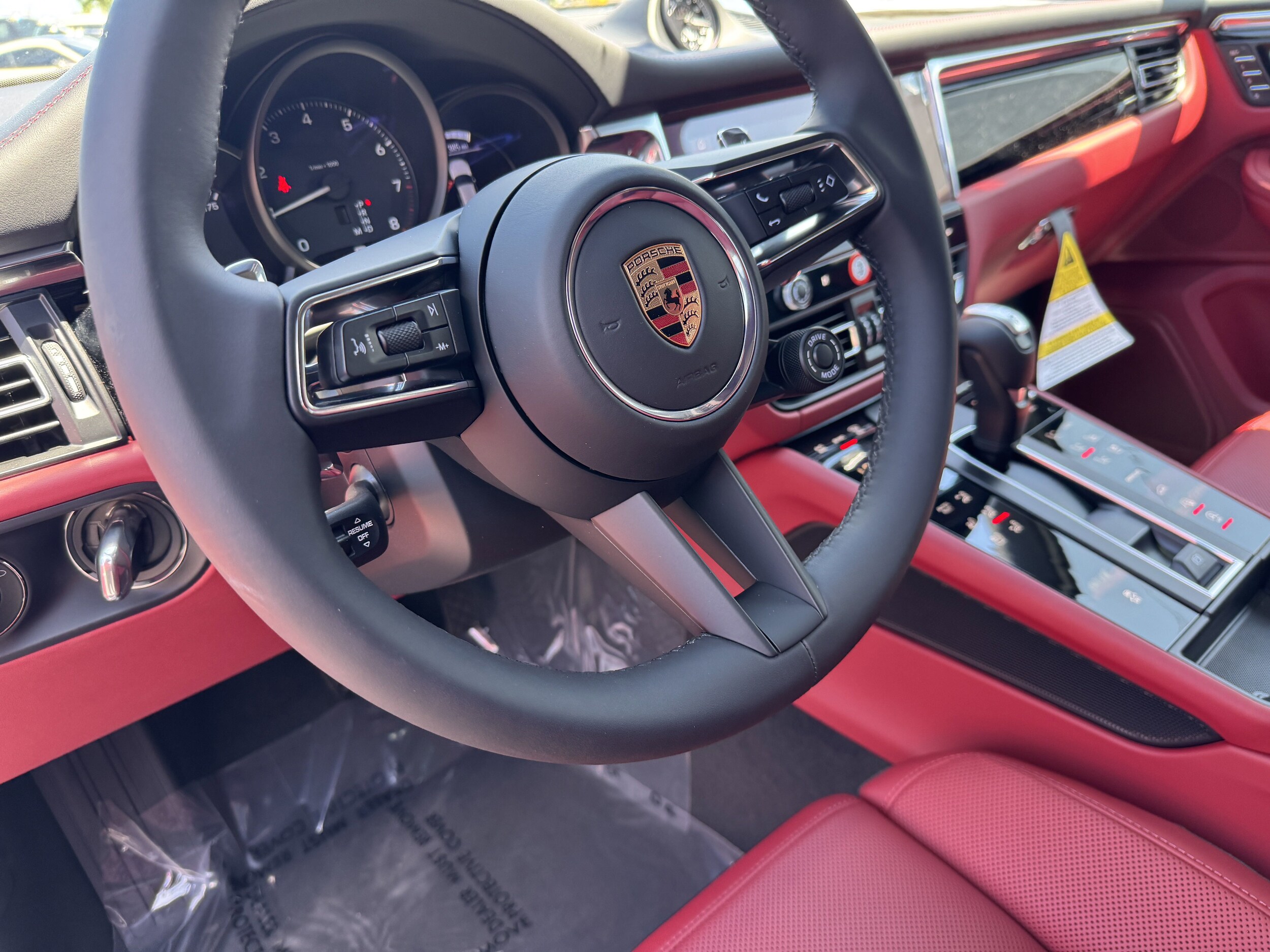 2025 Porsche Macan T photo 4