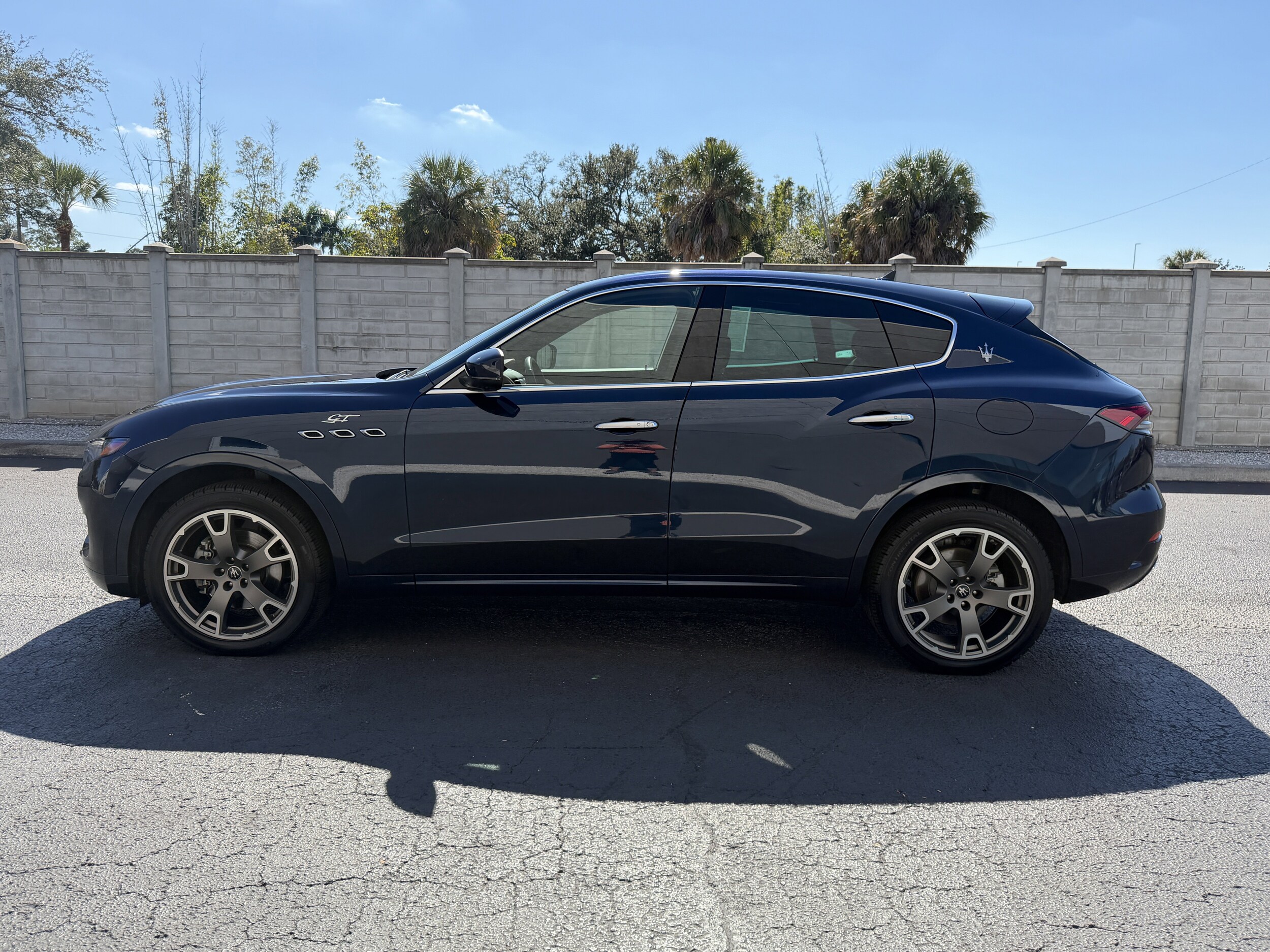 2023 Maserati Levante Base GT photo 2