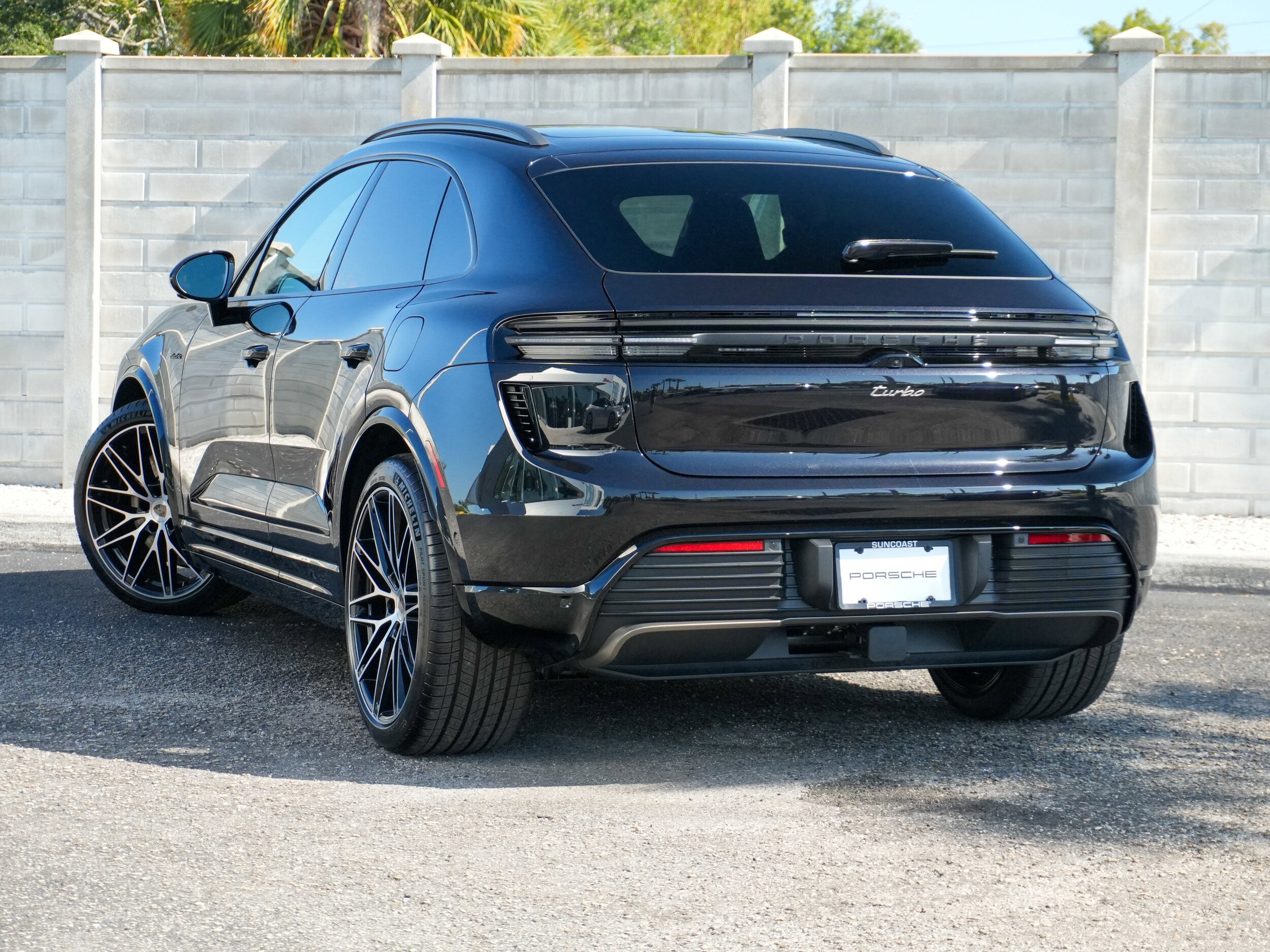 2025 Porsche Macan Electric Turbo photo 3