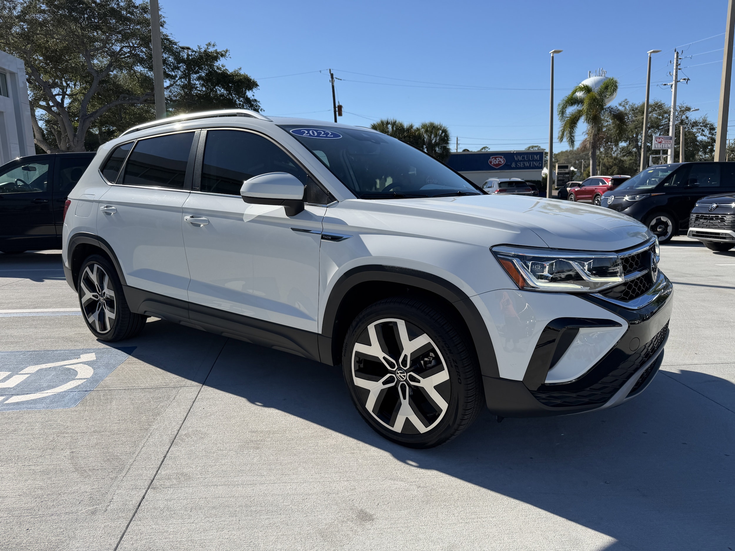 2022 Volkswagen Taos SEL's photo