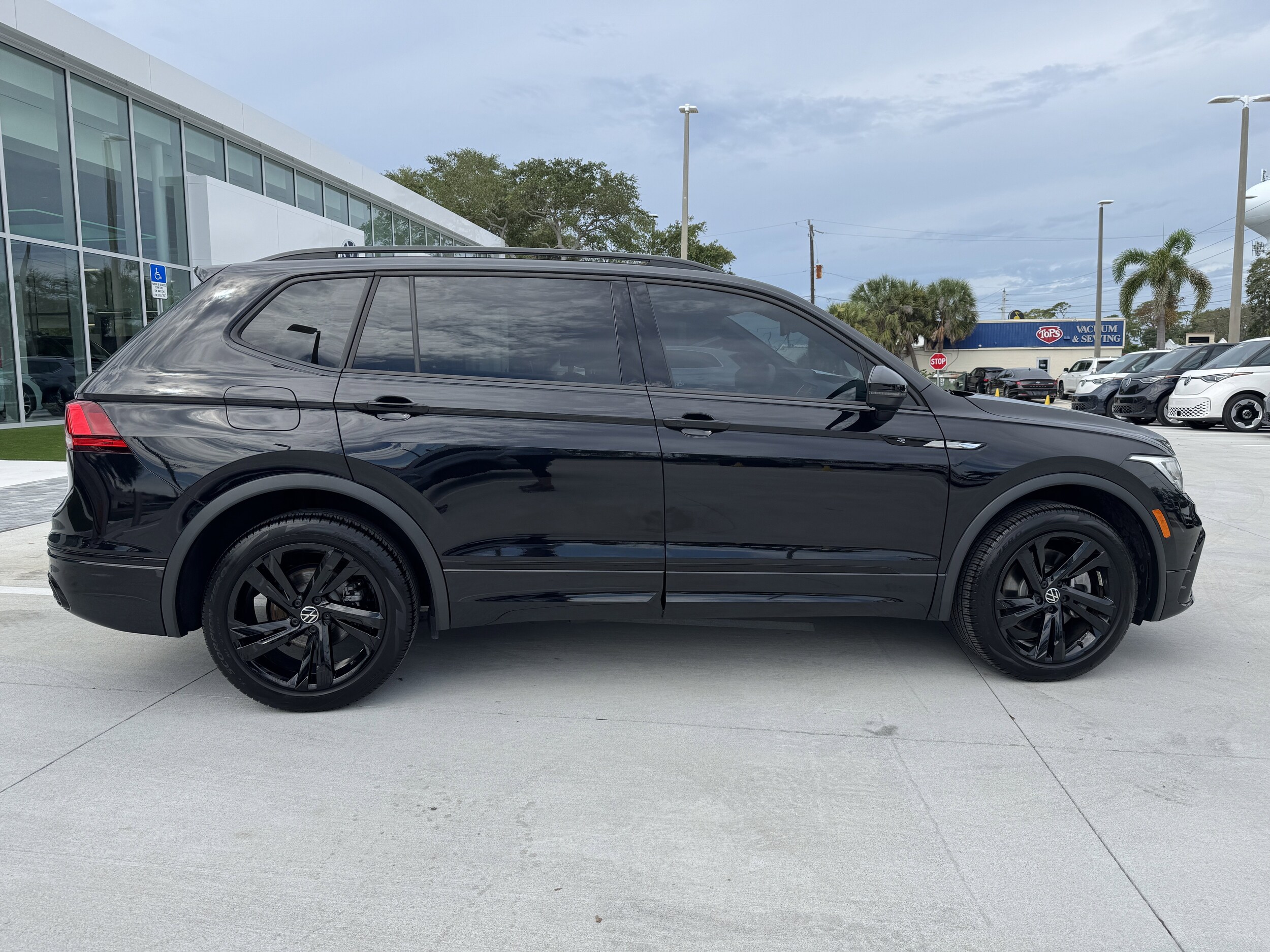 2024 Volkswagen Tiguan SE R-Line Black photo 2