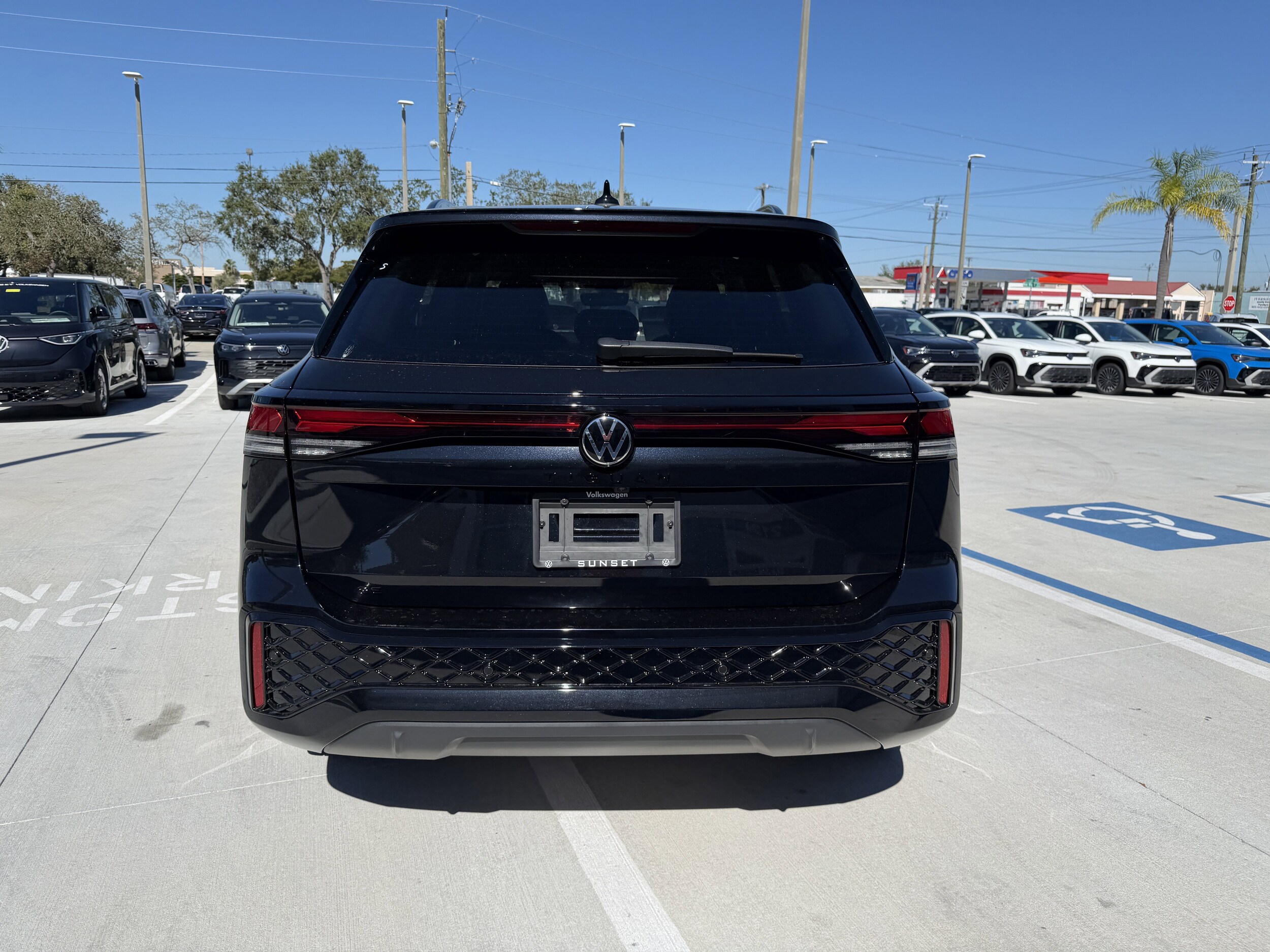 2026 Volkswagen Tiguan SE R-Line Black photo 3