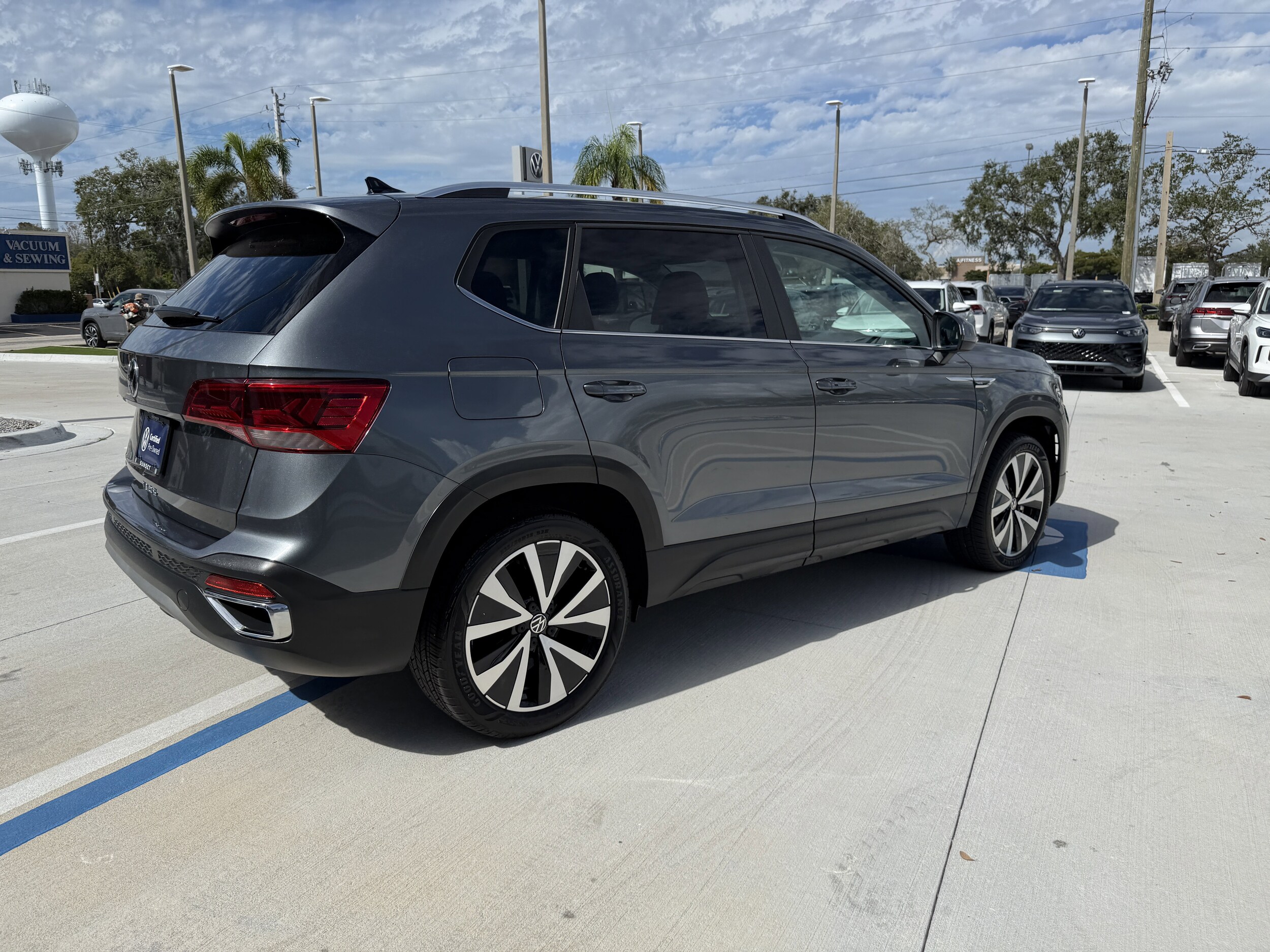 2023 Volkswagen Taos SE photo 2