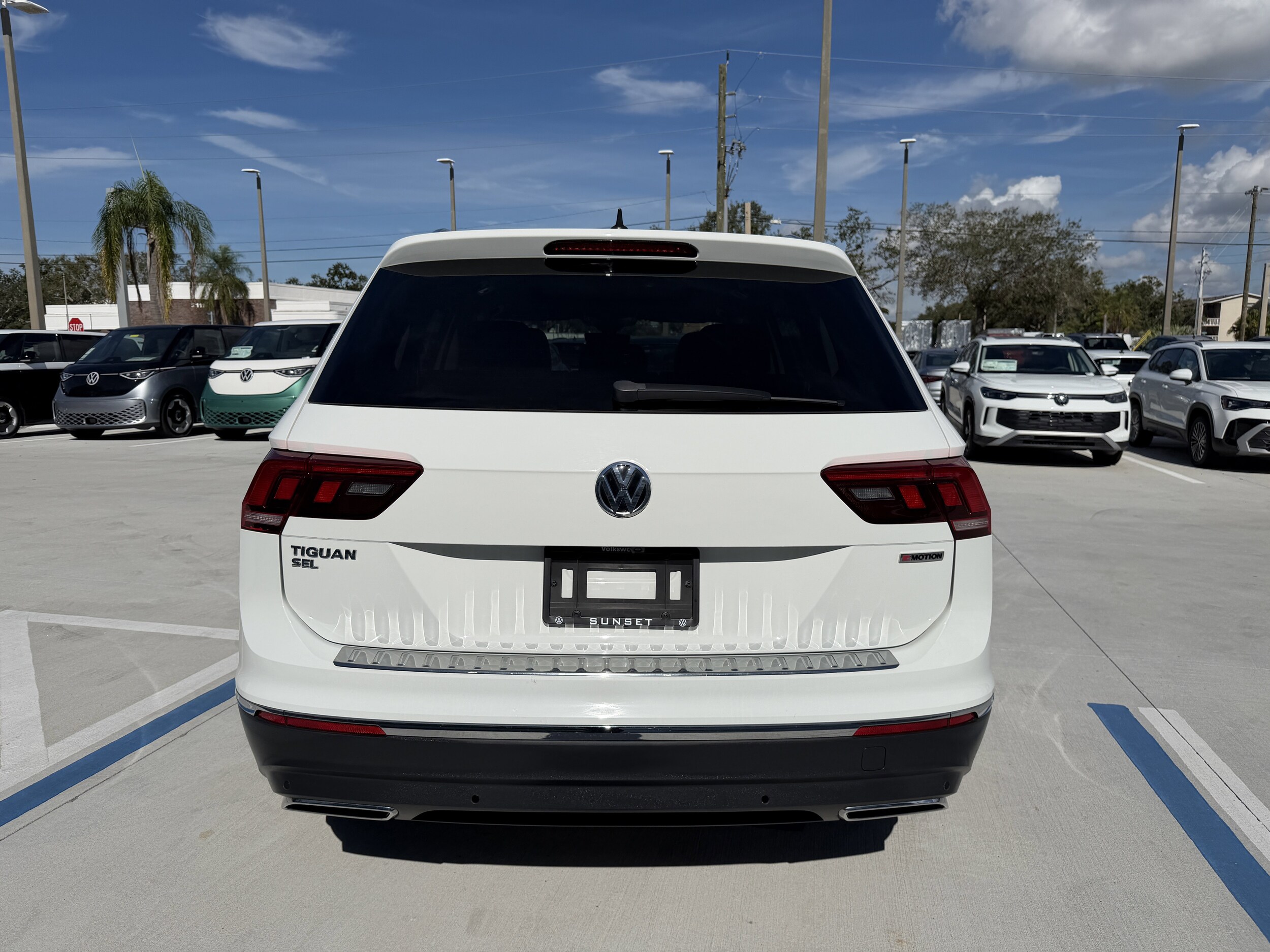 2021 Volkswagen Tiguan R-Line Black SEL photo 4