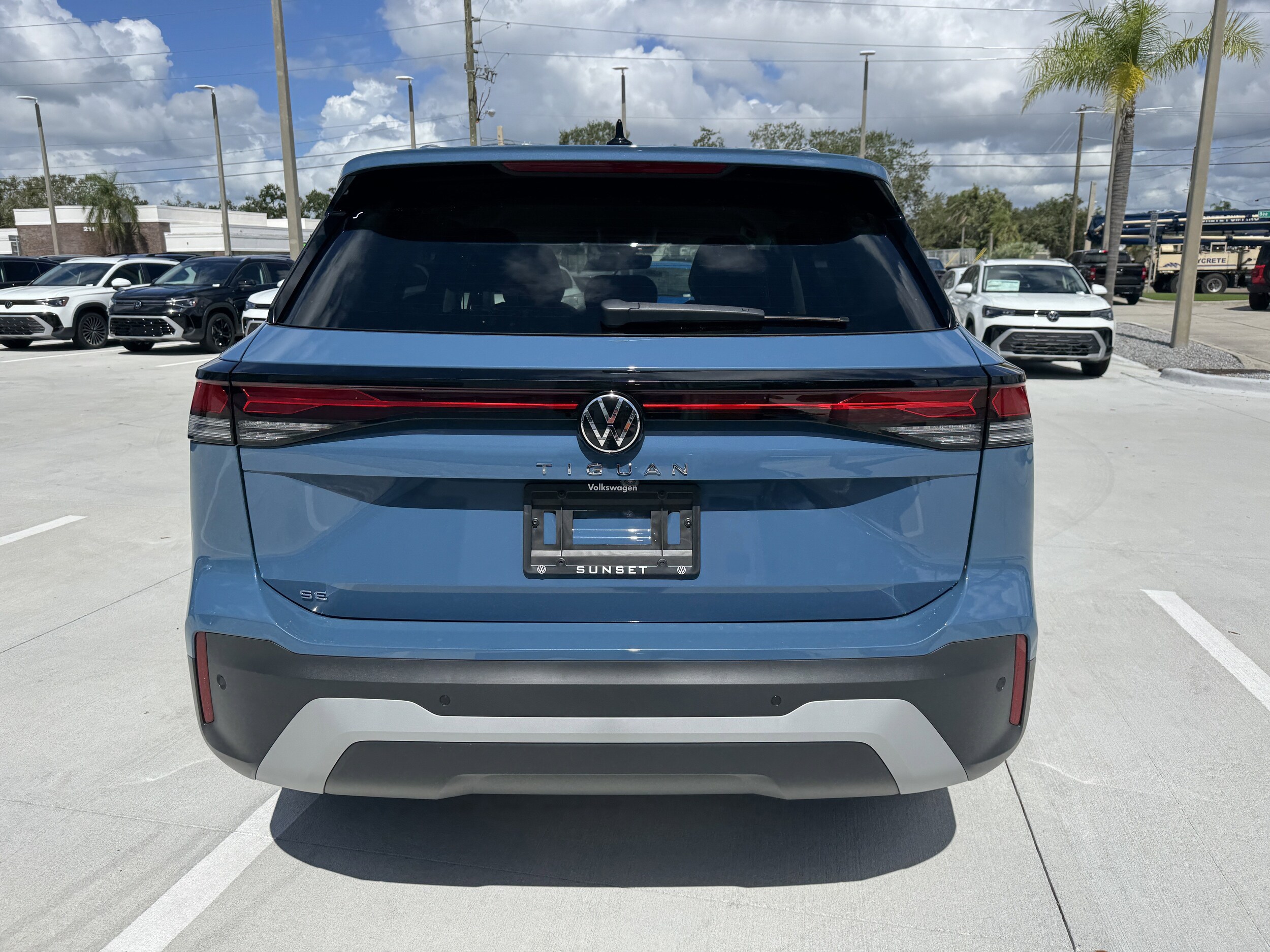 2025 Volkswagen Tiguan SE photo 2