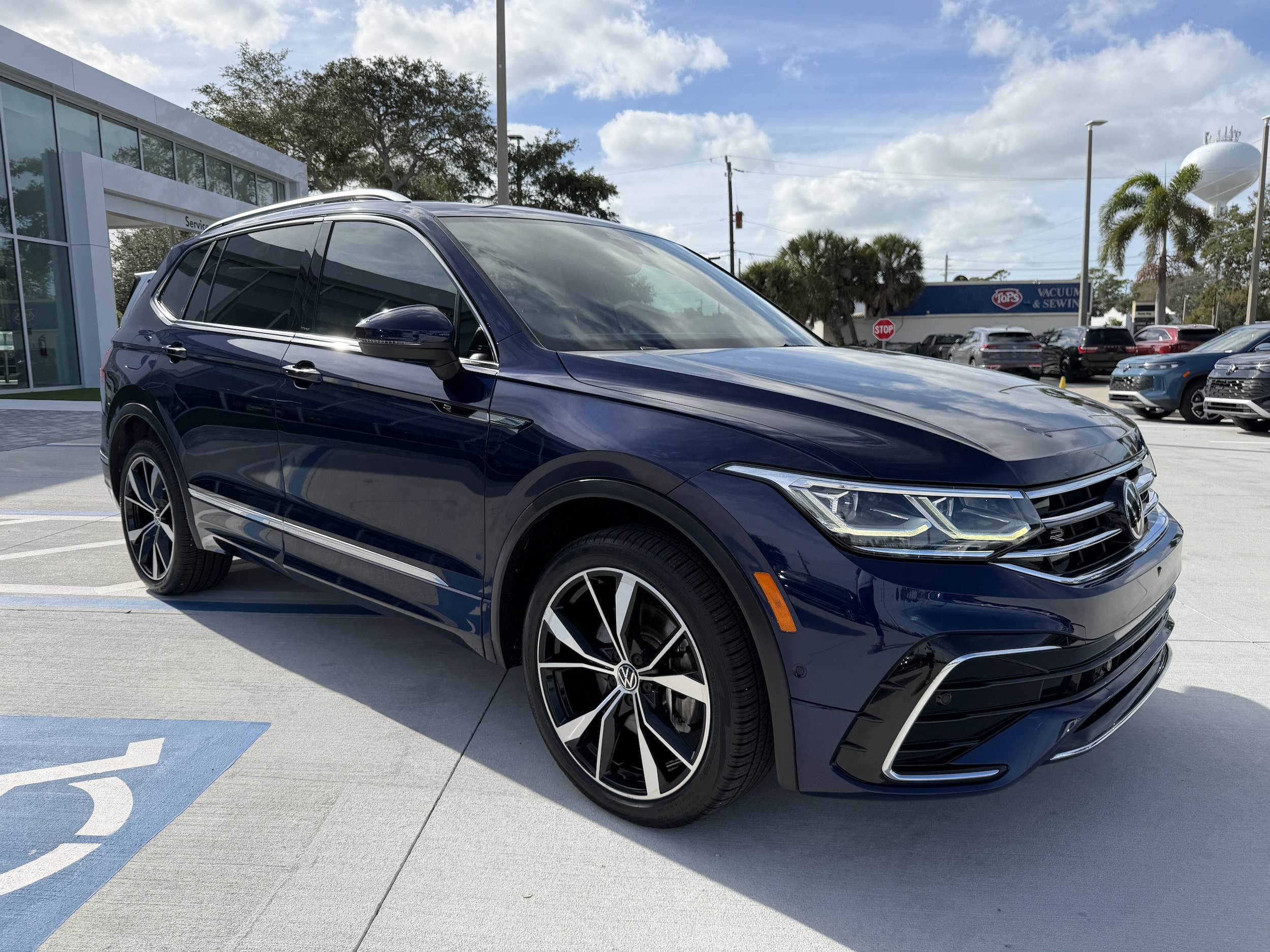 2023 Volkswagen Tiguan SEL R-LINE's photo