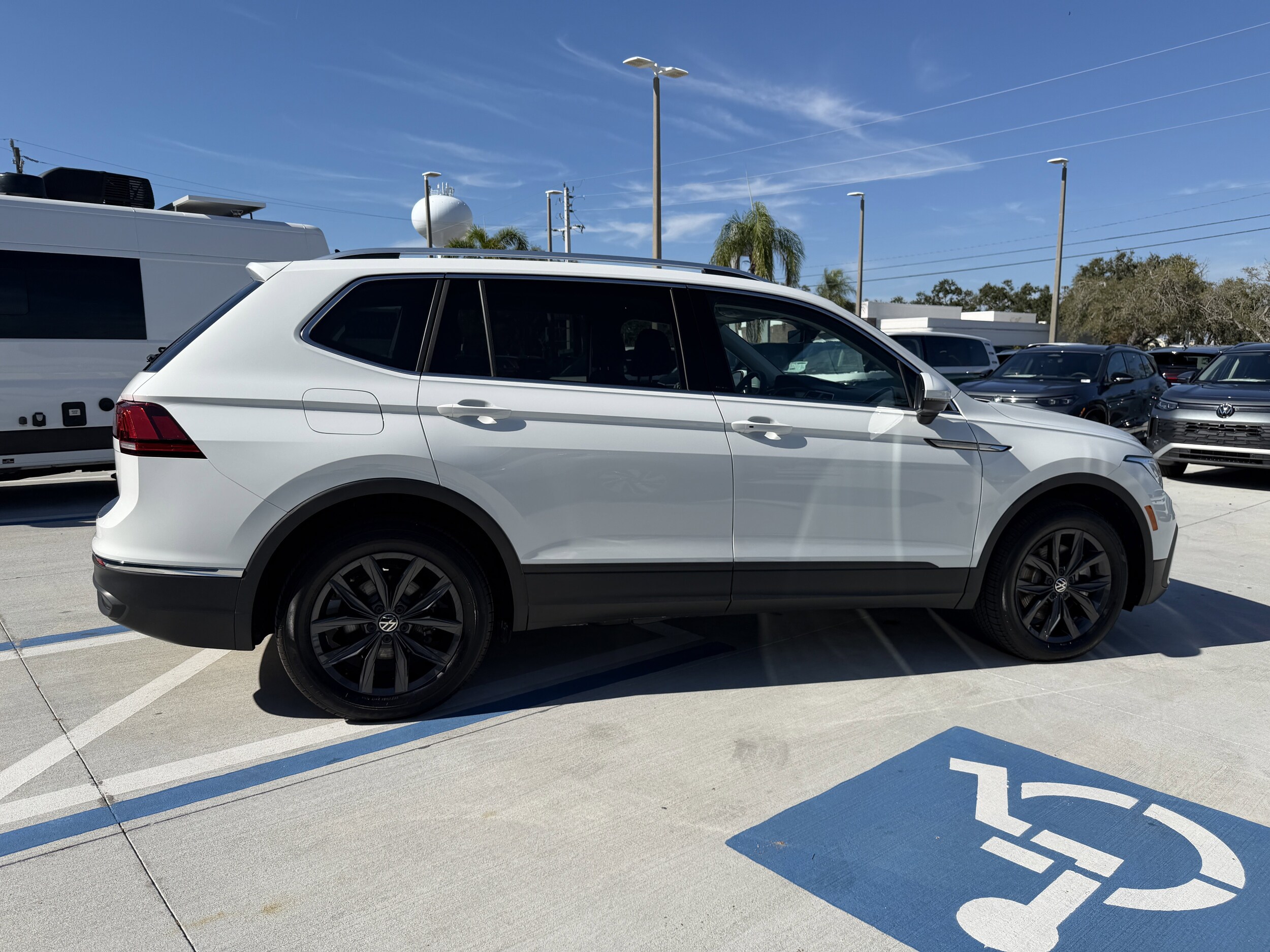 2024 Volkswagen Tiguan SE Wolfsburg Edition photo 2