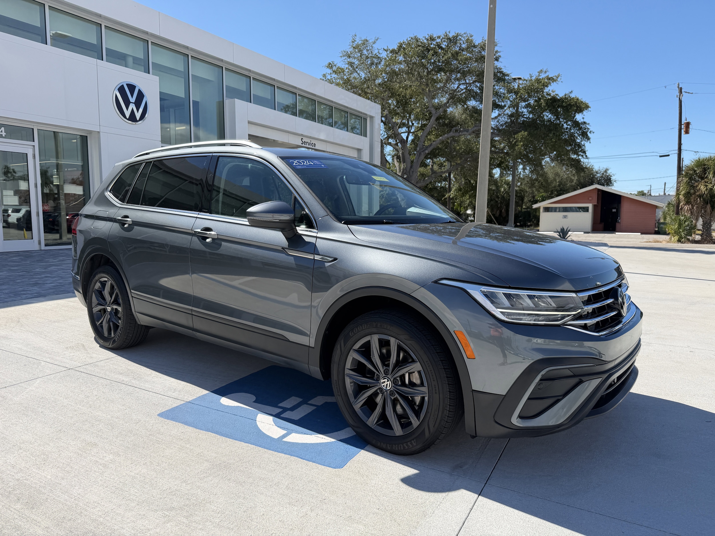 2024 Volkswagen Tiguan SE's photo