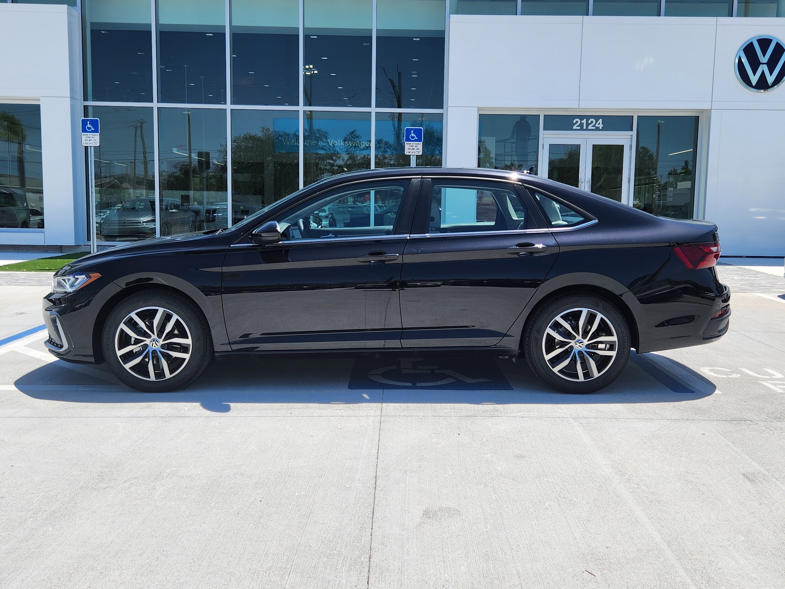2025 Volkswagen Jetta SE photo 4