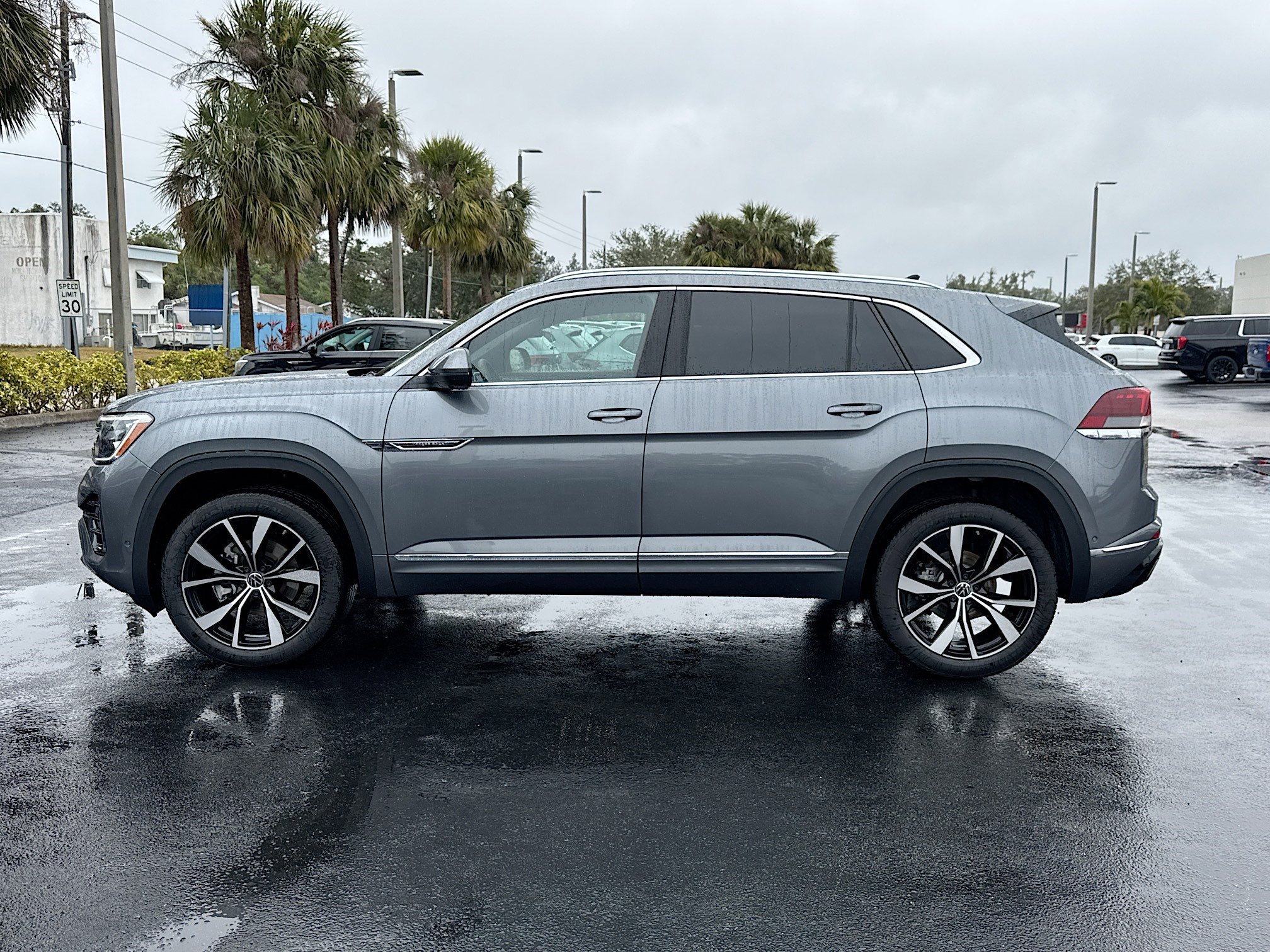 2025 Volkswagen Atlas Cross Sport SEL Premium R-Line photo 3