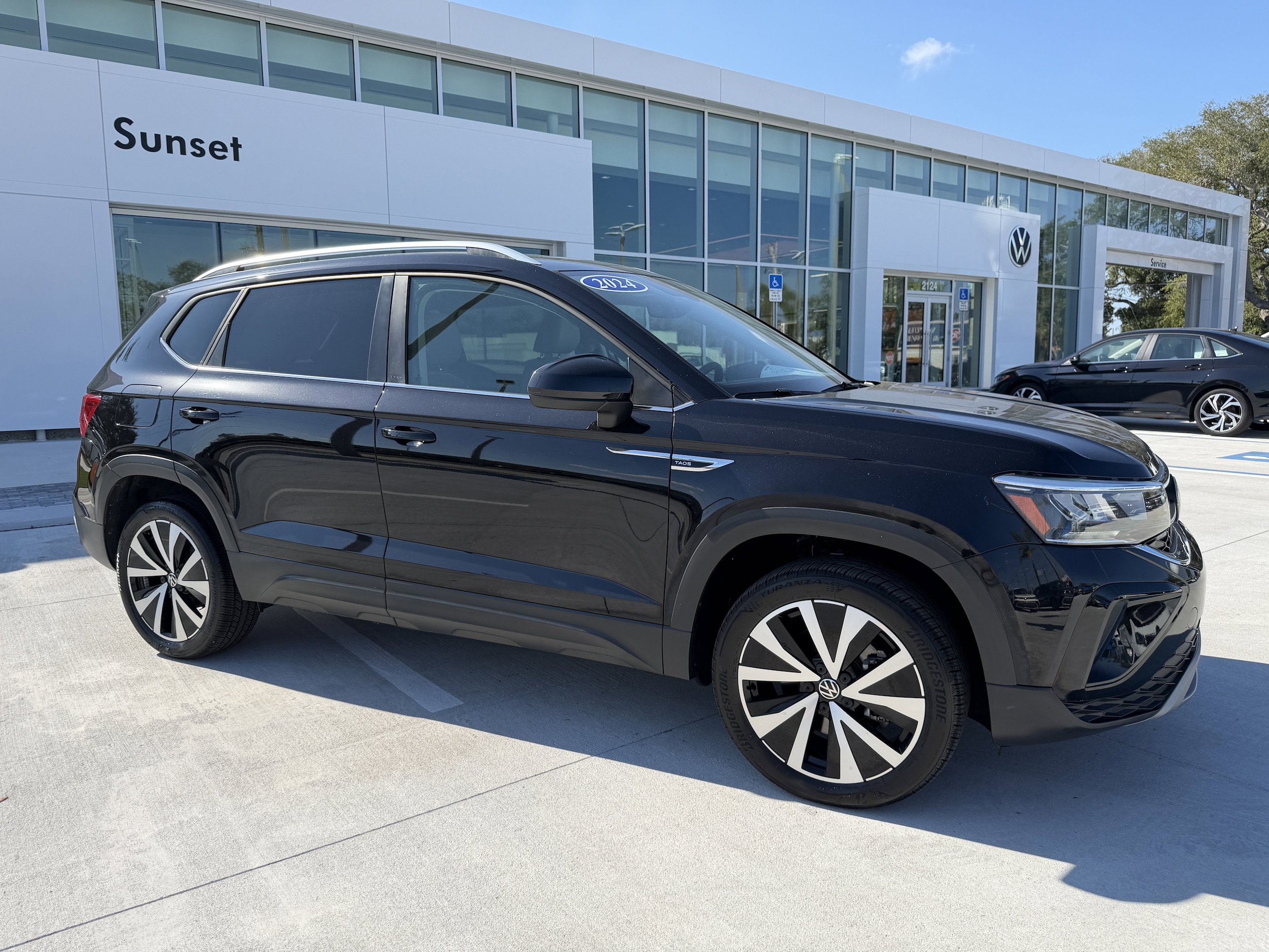 2024 Volkswagen Taos SE's photo